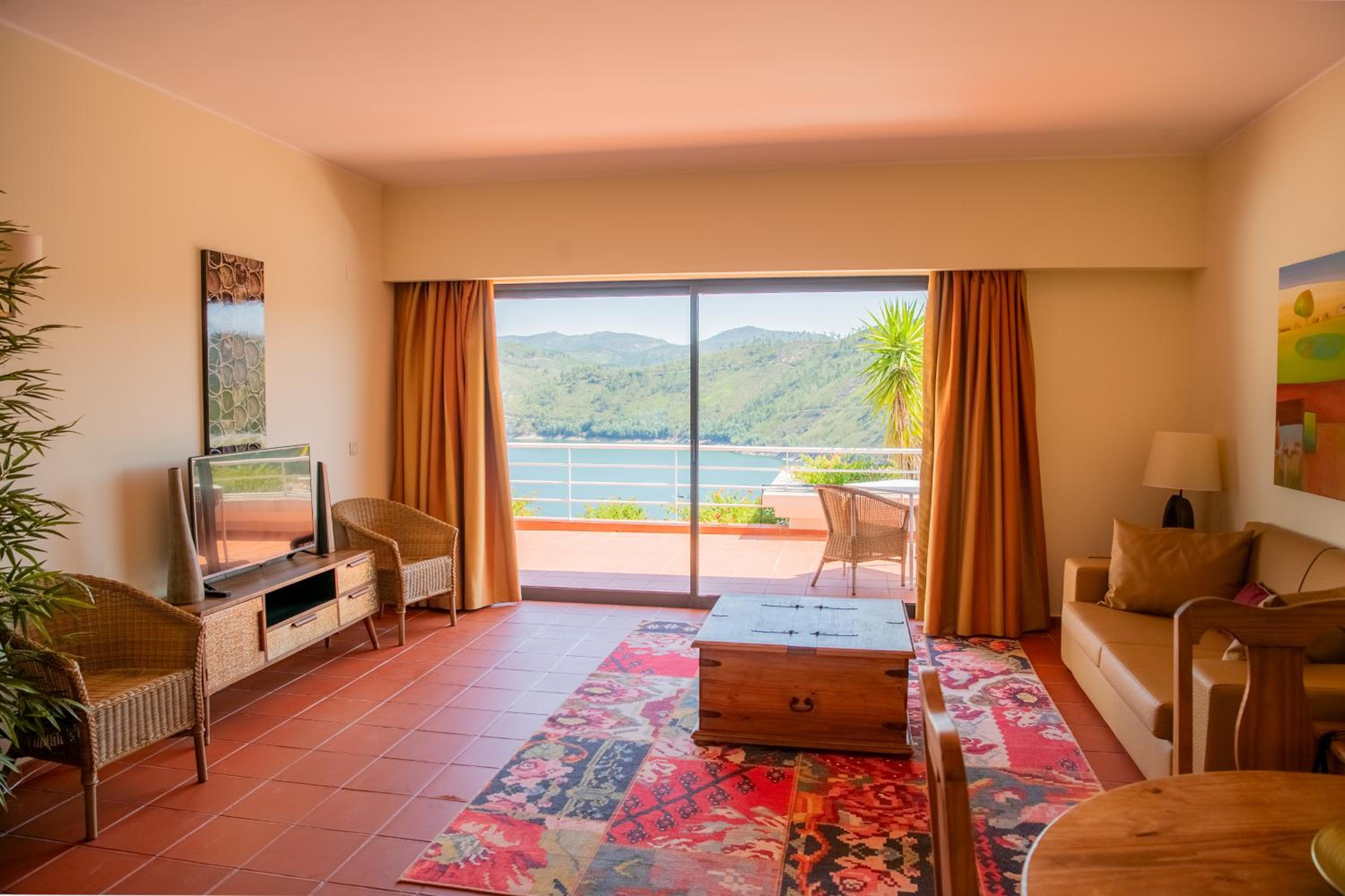 Superior One-Bedroom Apartment with Lake View - Photo 9