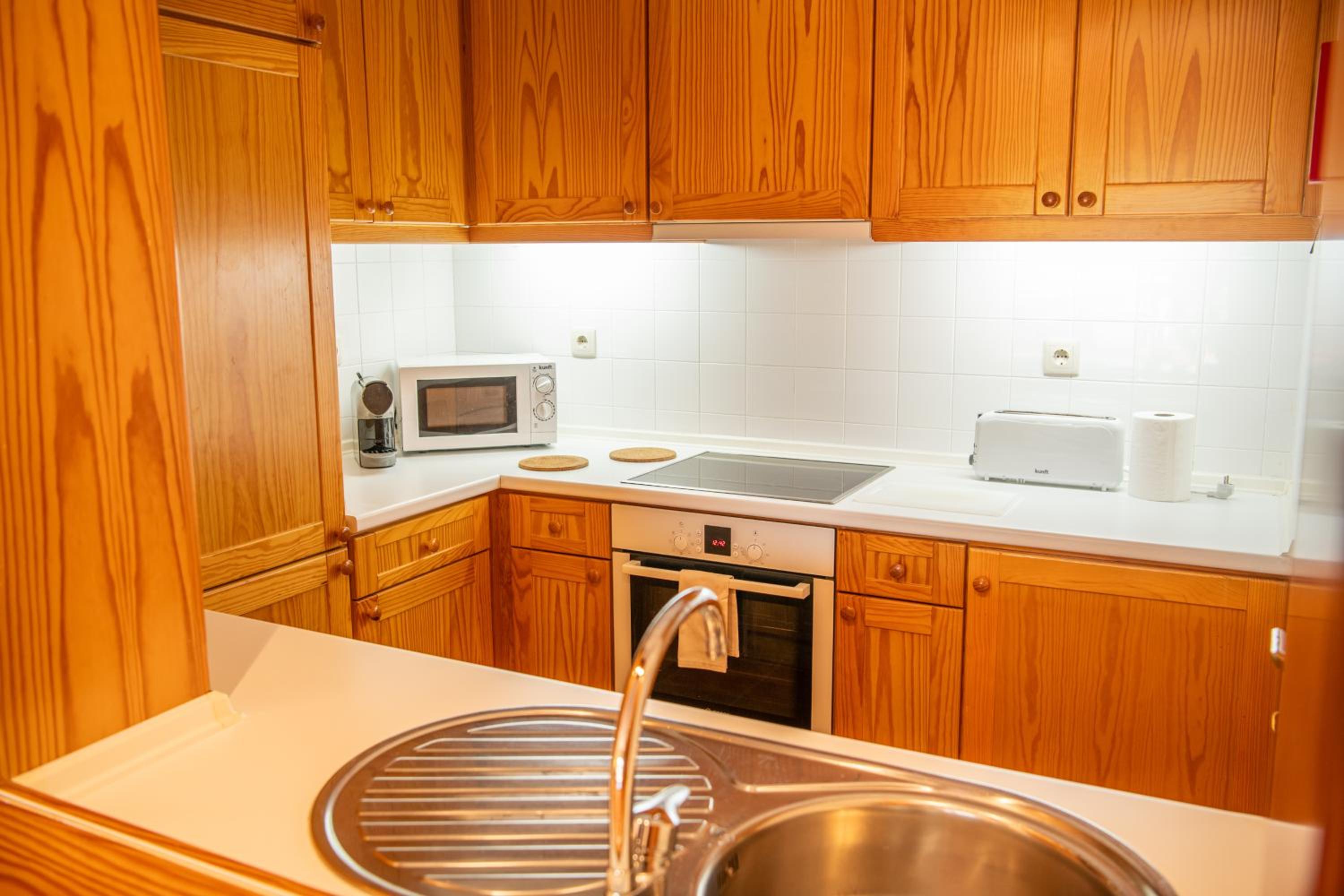 Superior One-Bedroom Apartment with Lake View - Photo 11