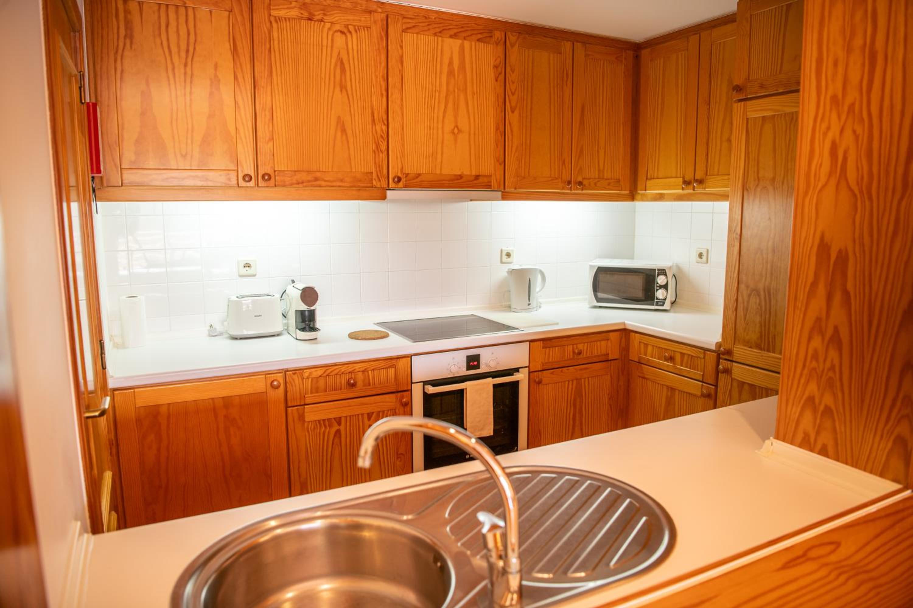 Superior One-Bedroom Apartment with Lake View - Photo 12