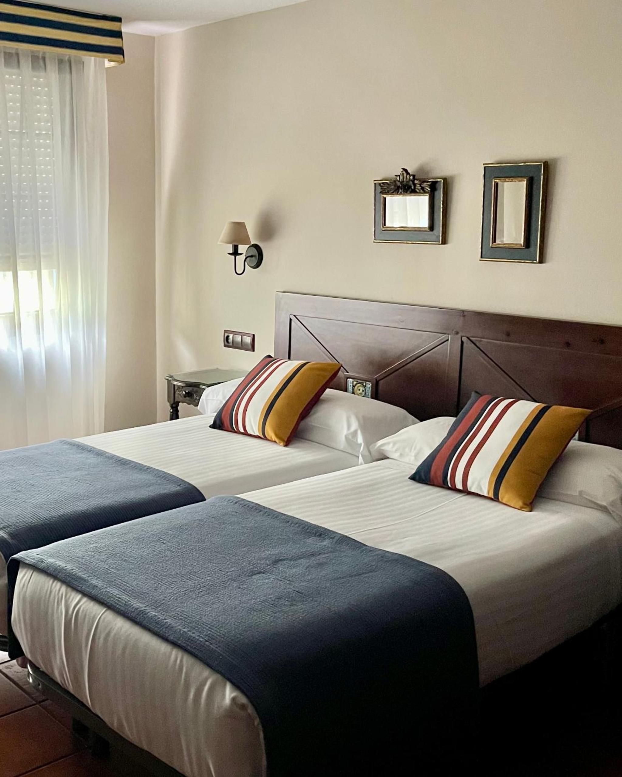 Twin Room - Photo 8