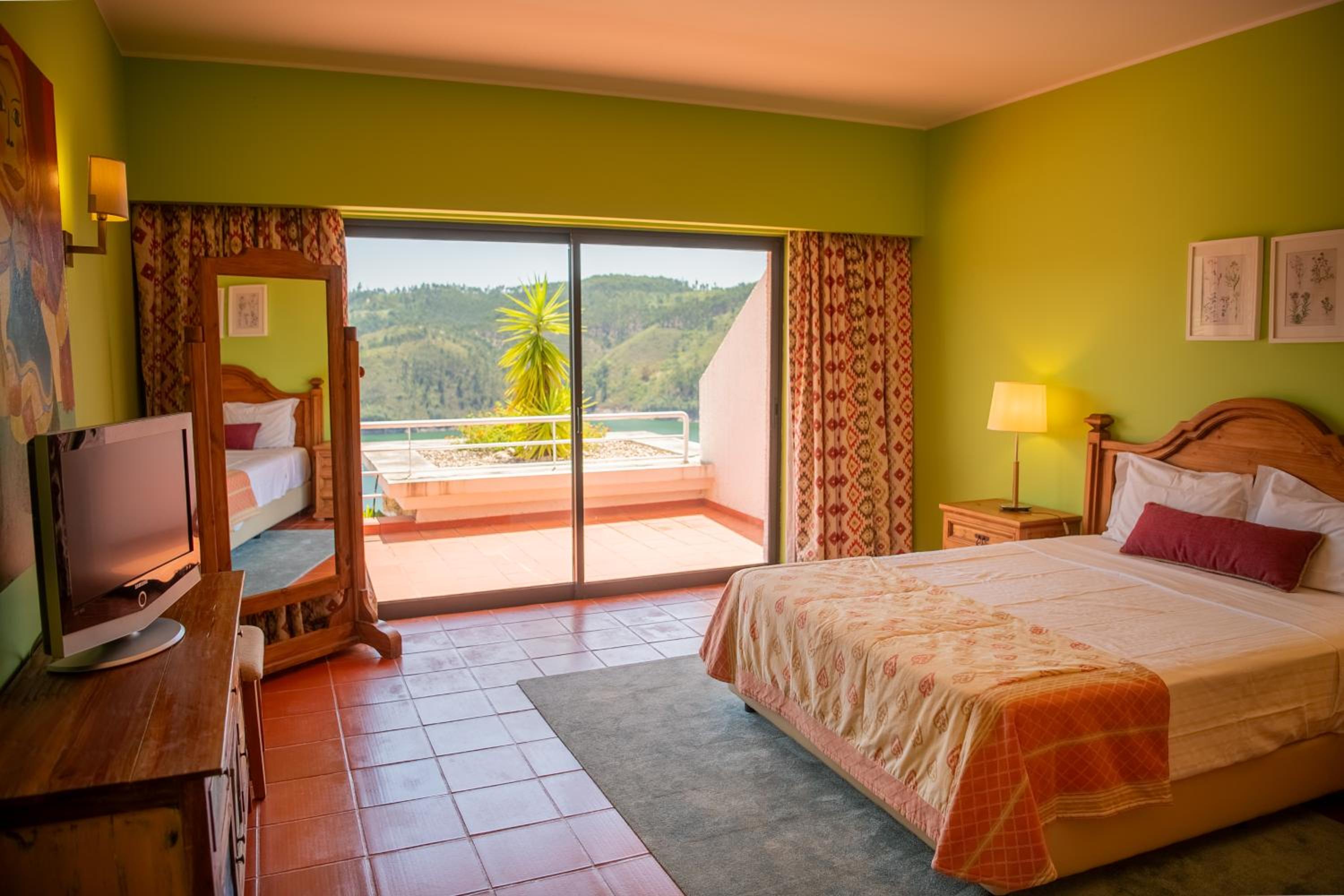 Superior One-Bedroom Apartment with Lake View - Photo 3
