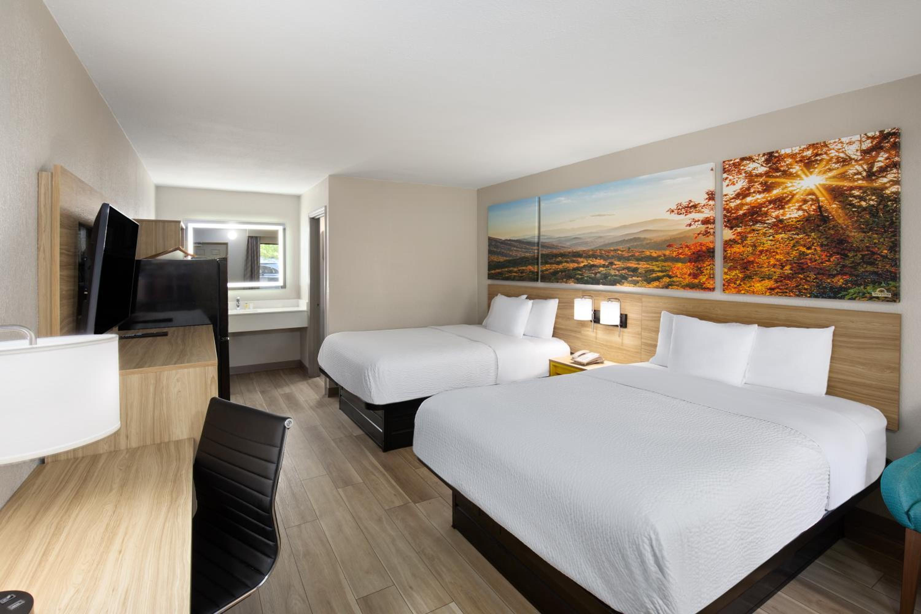 Queen Room with Two Queen Beds - Non-Smoking - Photo 7