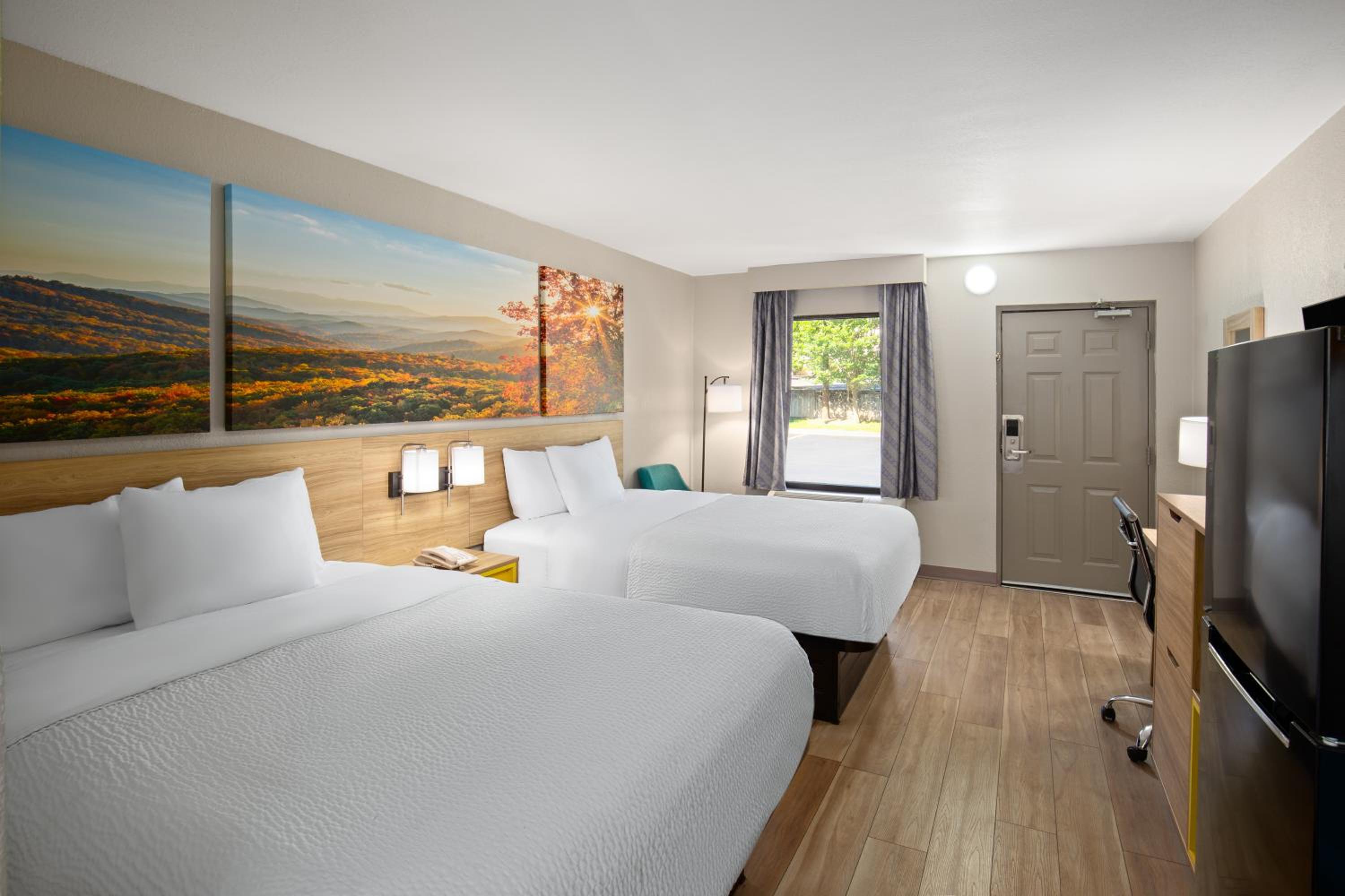 Queen Room with Two Queen Beds - Non-Smoking - Photo 8