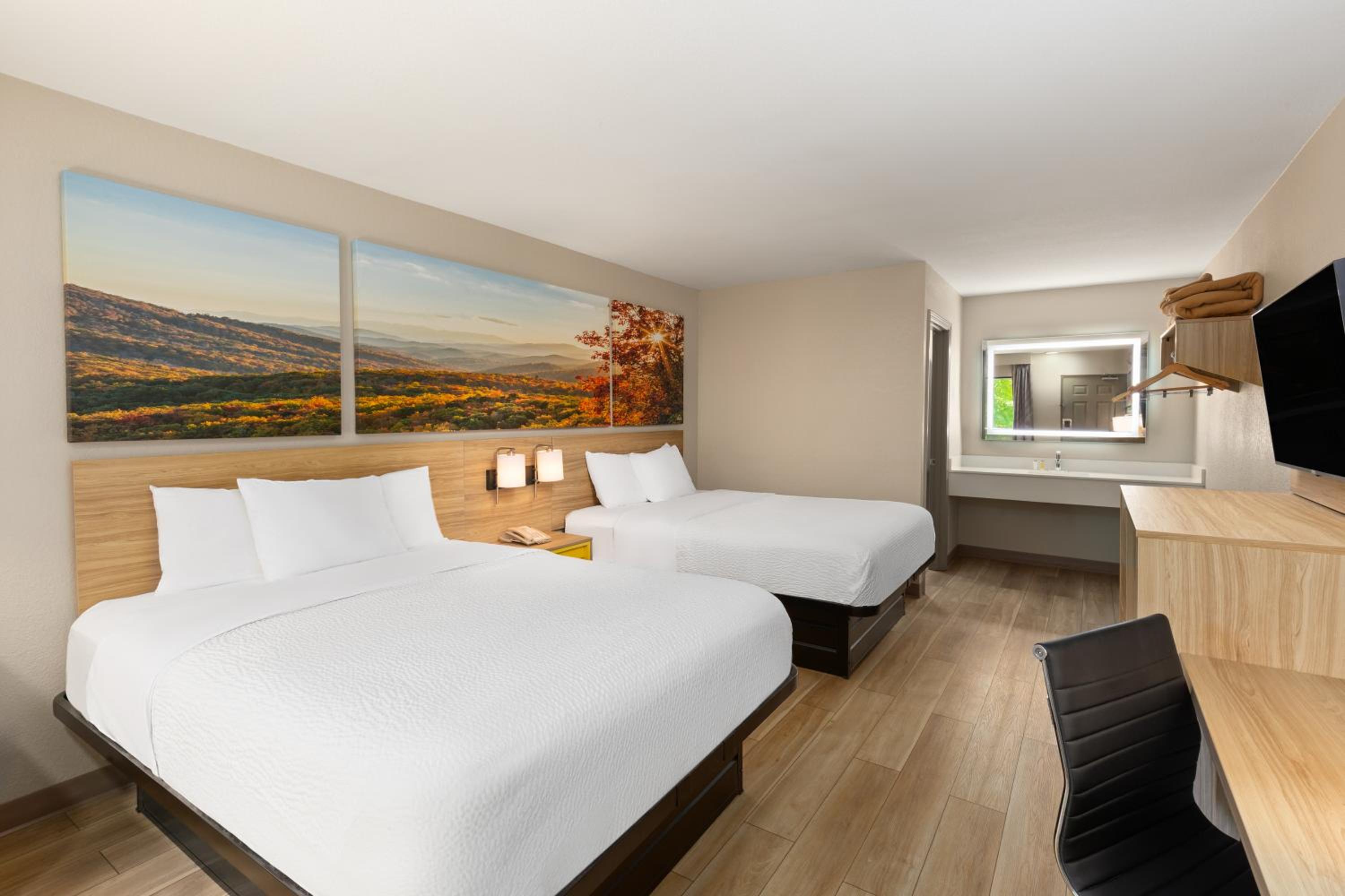 Queen Room with Two Queen Beds - Non-Smoking - Photo 9