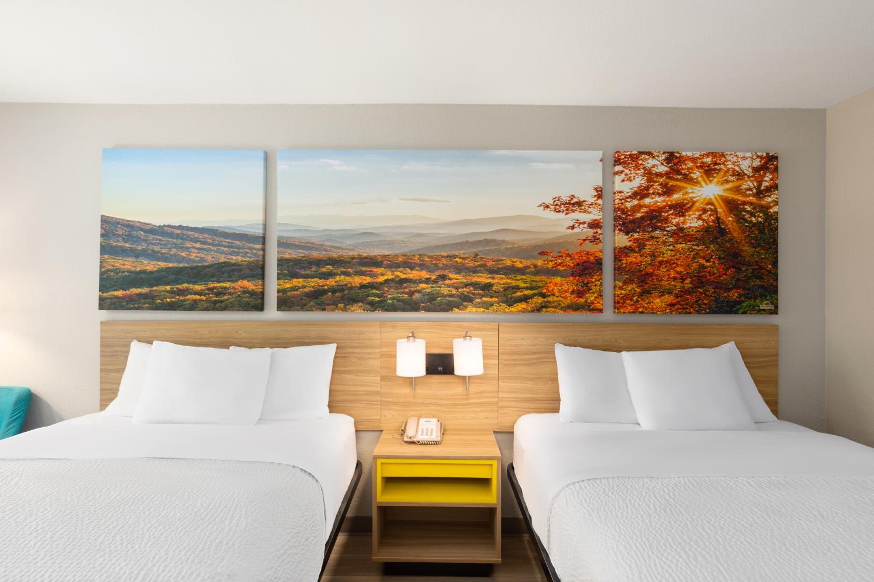 Queen Room with Two Queen Beds - Non-Smoking - Photo 2