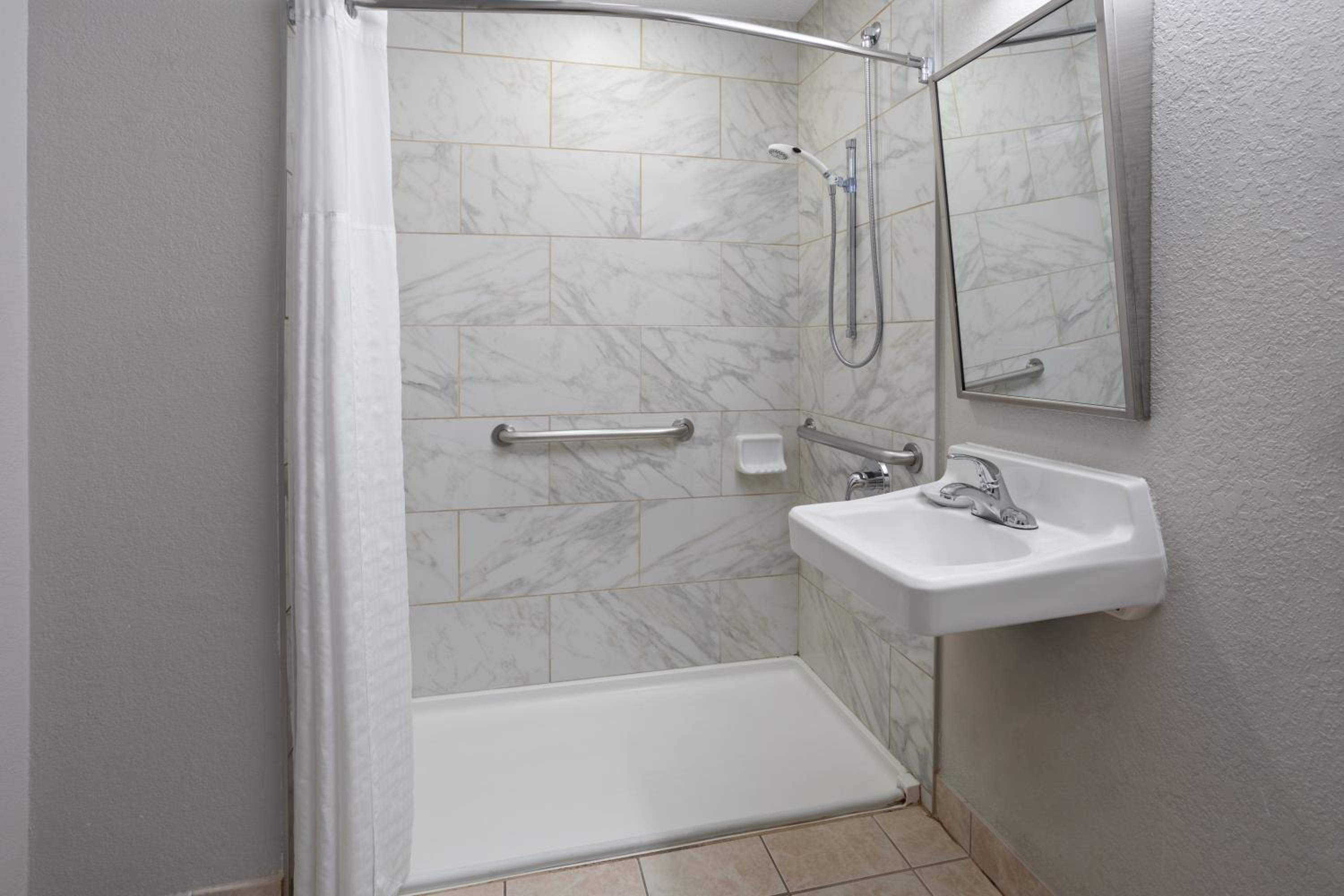 King Room - Mobility Access/Non-Smoking - Photo 4