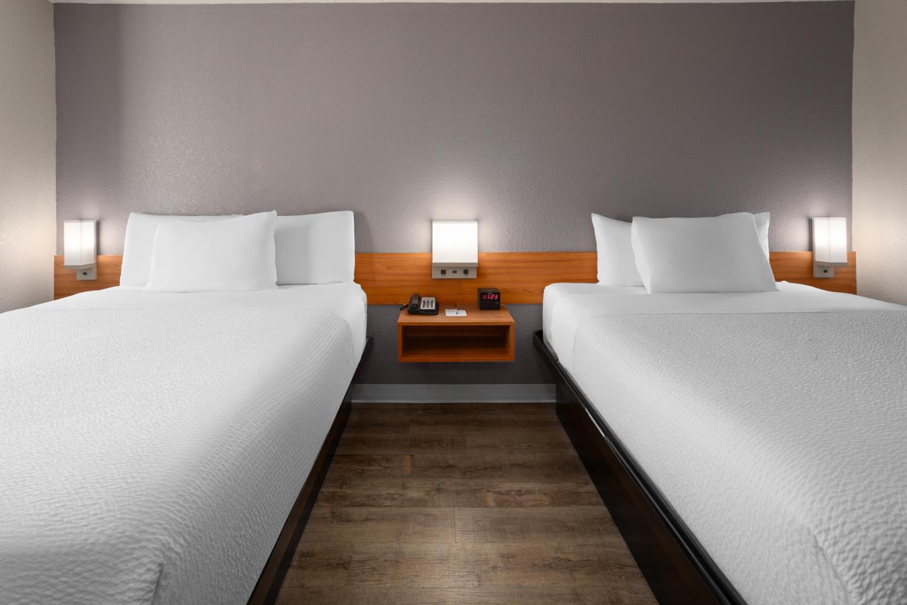 Queen Room with Two Queen Beds - Non-Smoking - Photo 1
