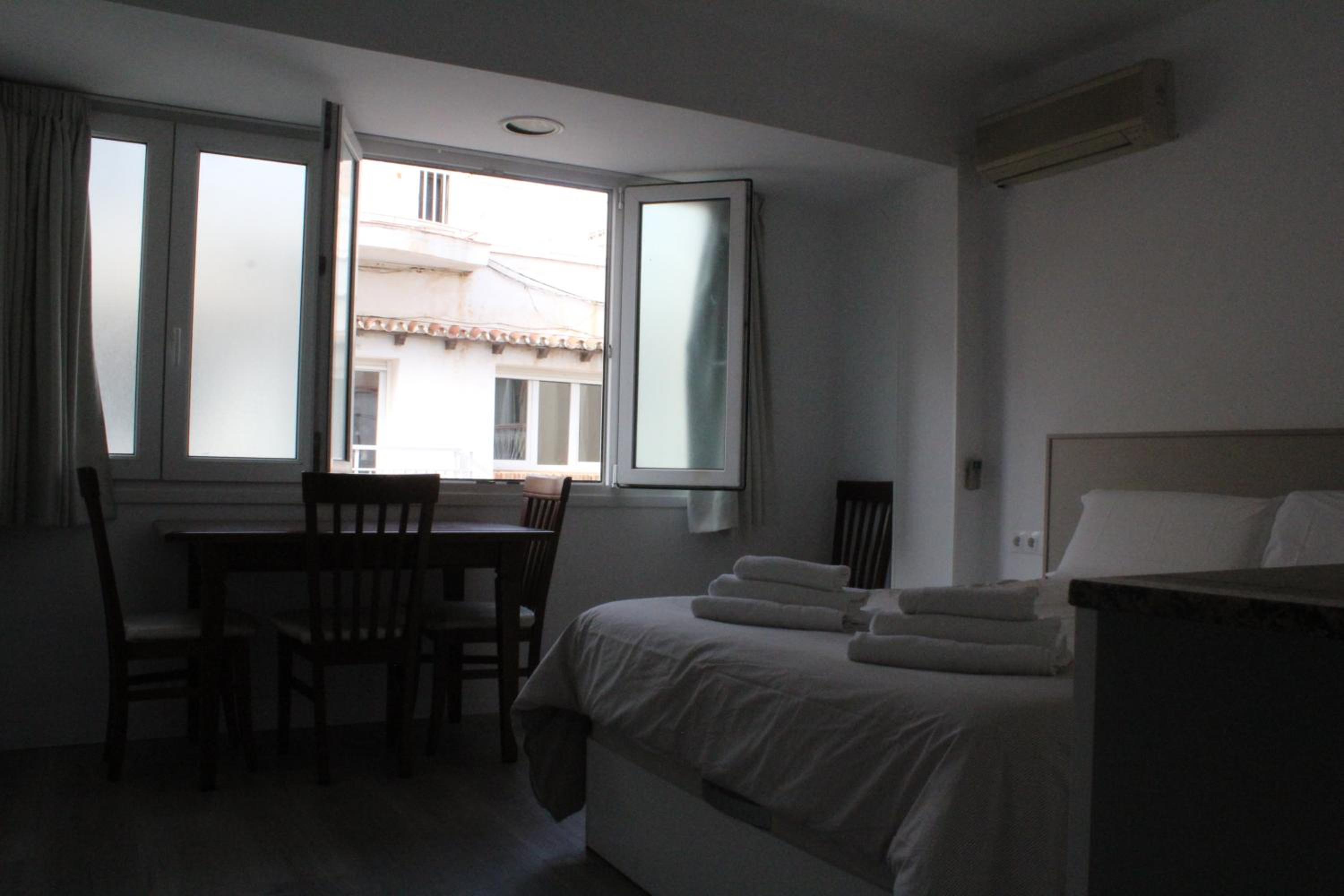 Apartment with street view photo 3