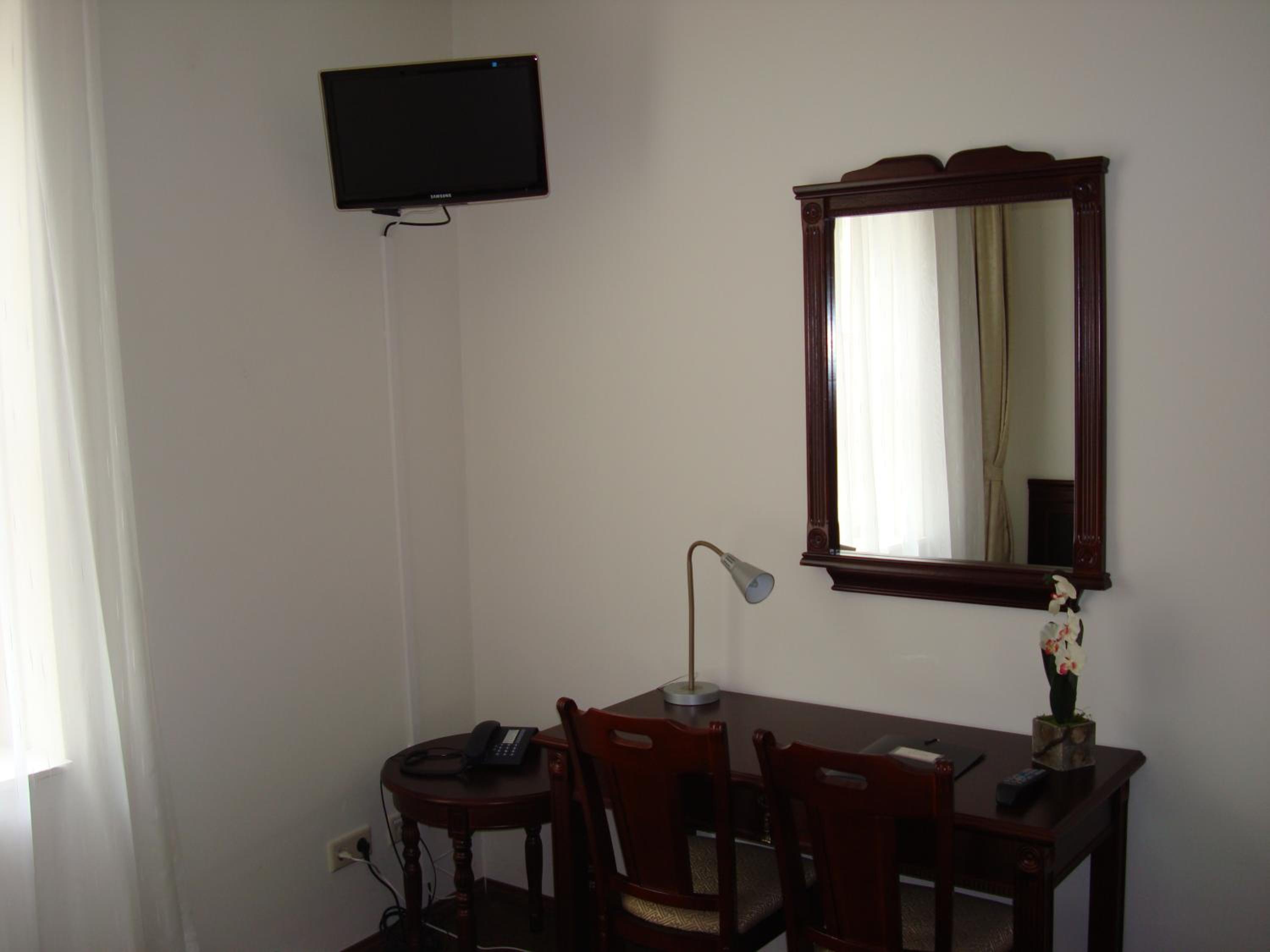 Standard Double or Twin Room - Photo 10