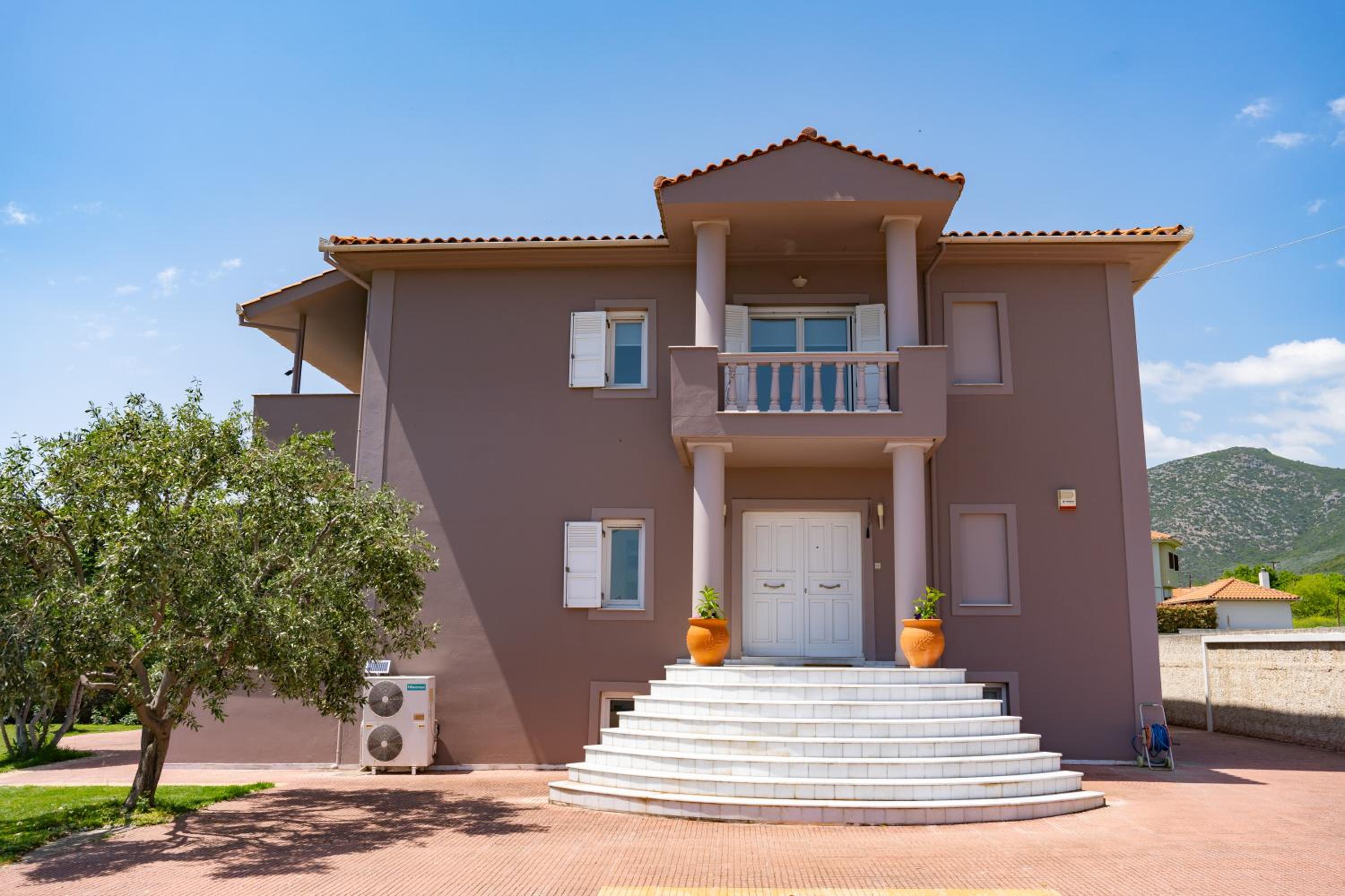 Three-Bedroom Villa photo 2