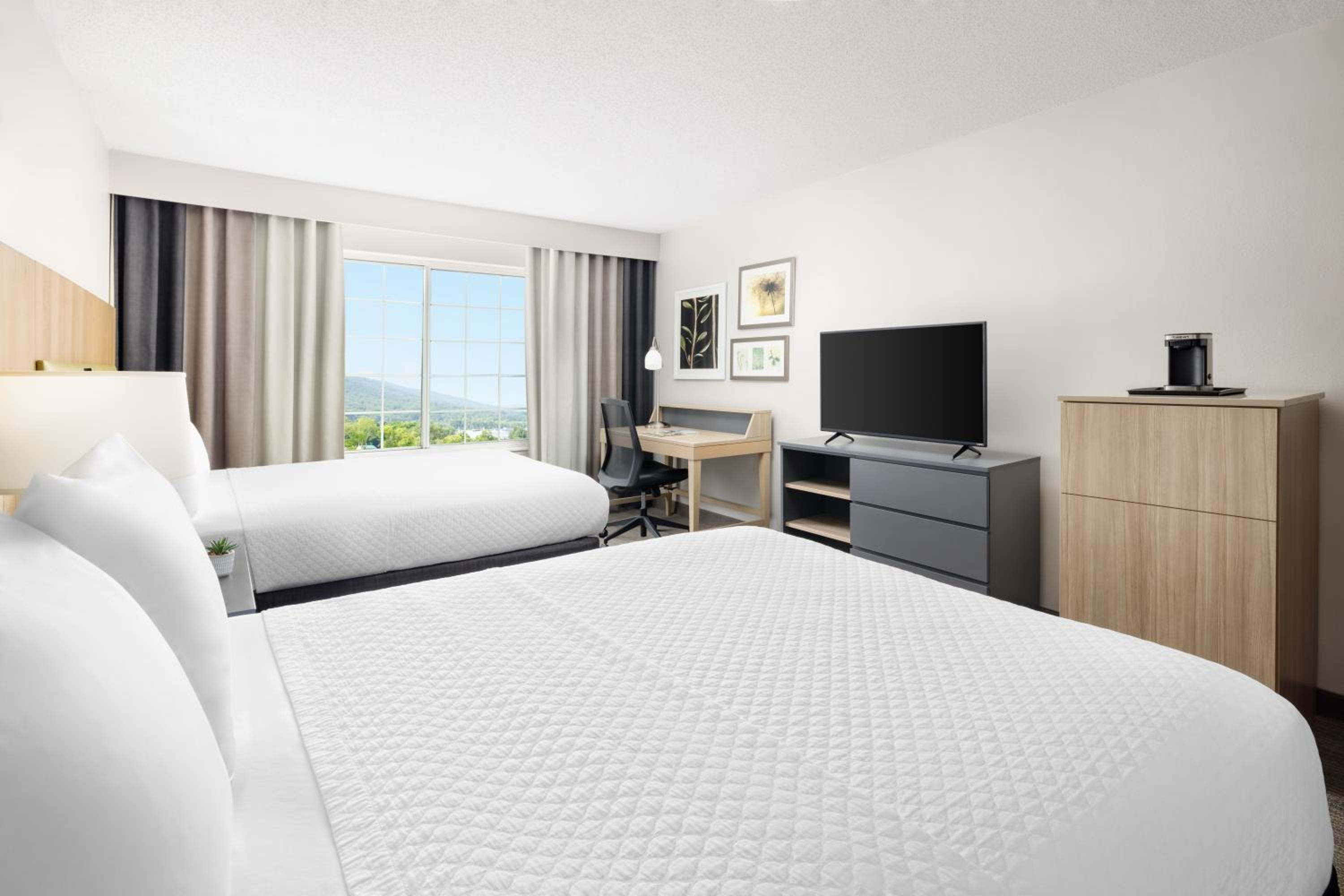 Standard Room - Queen Room with Two Queen Beds  - Photo 4