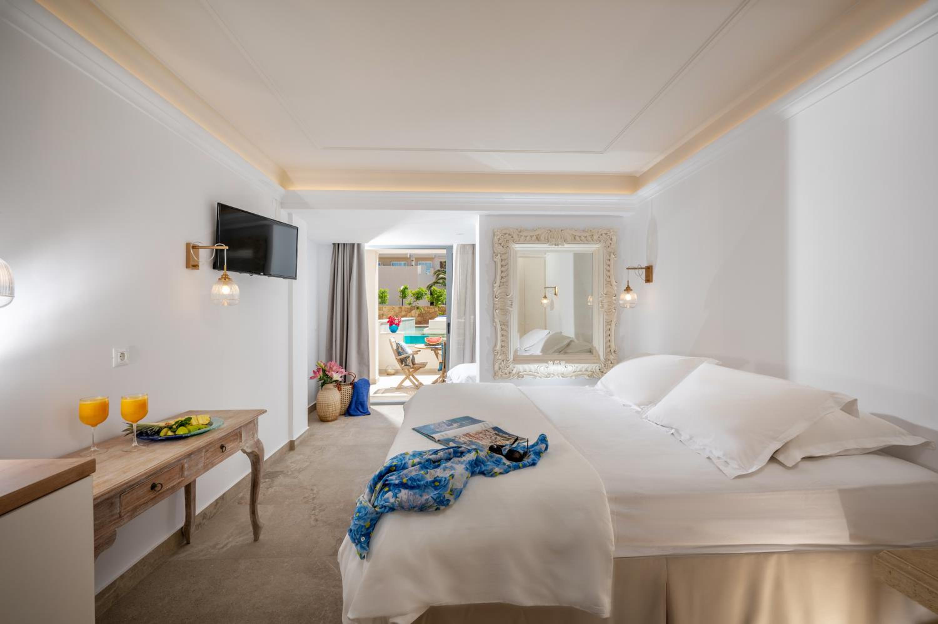 Luxury suite by the sea with private pool