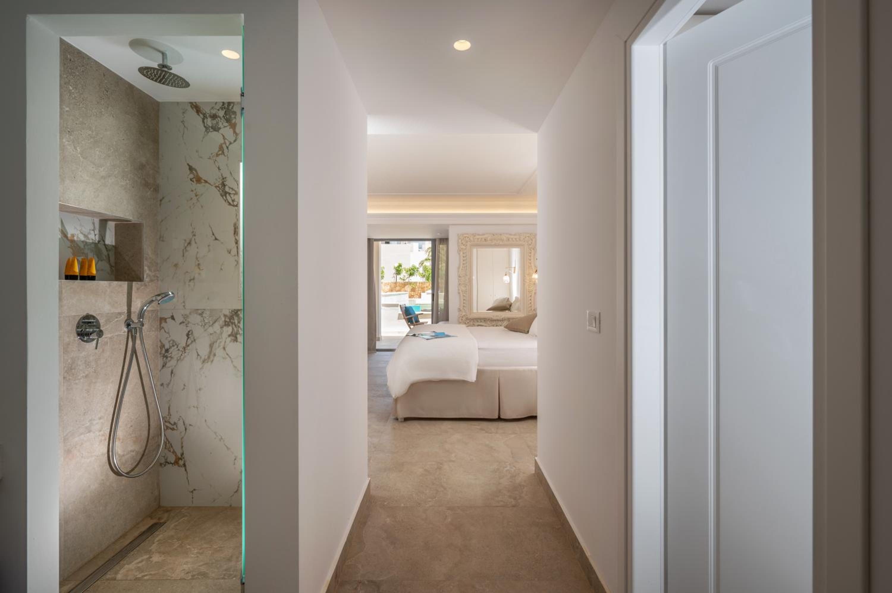 Grand suite by the sea with private pool