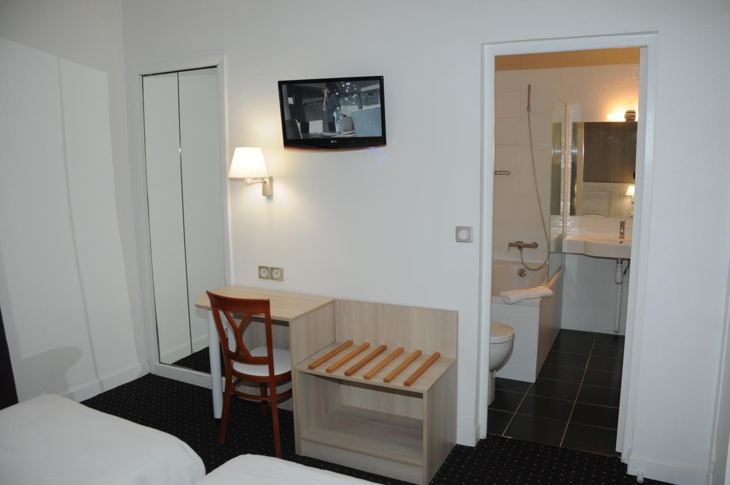 Twin Room - Photo 3