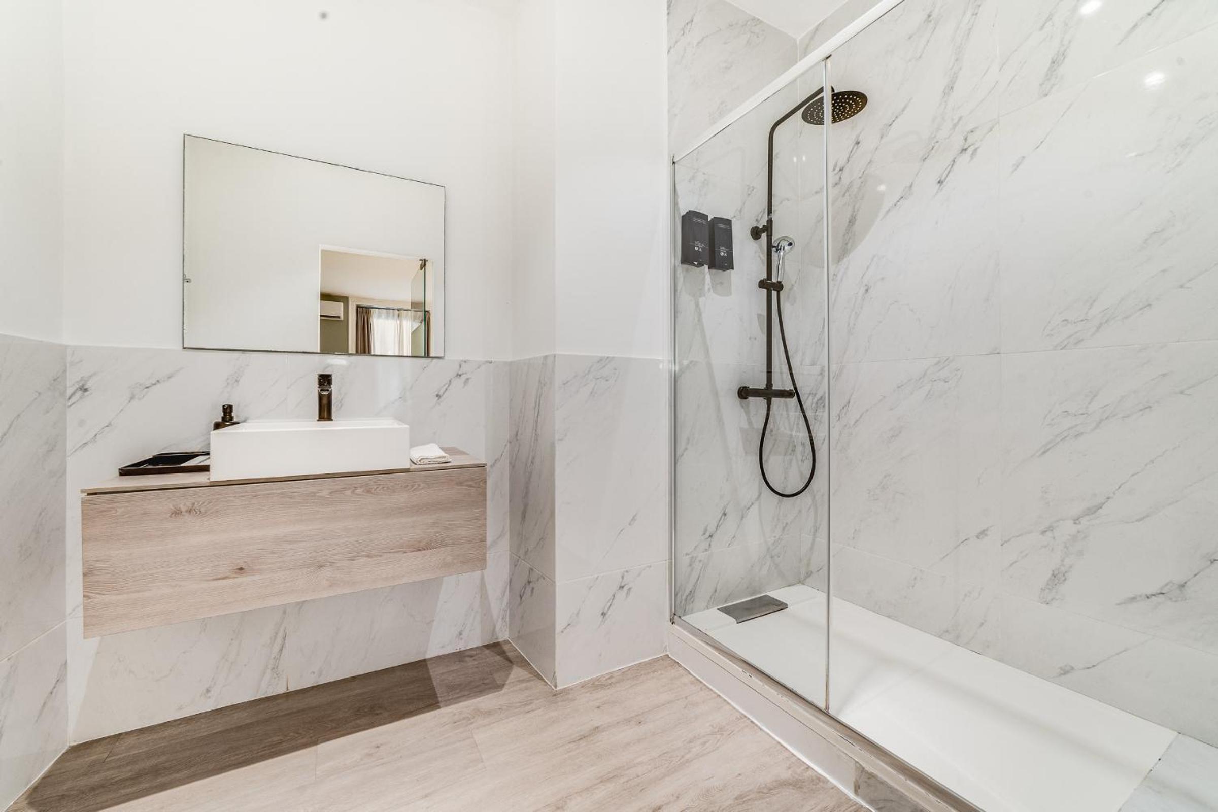 Standard Suite - Photo 7