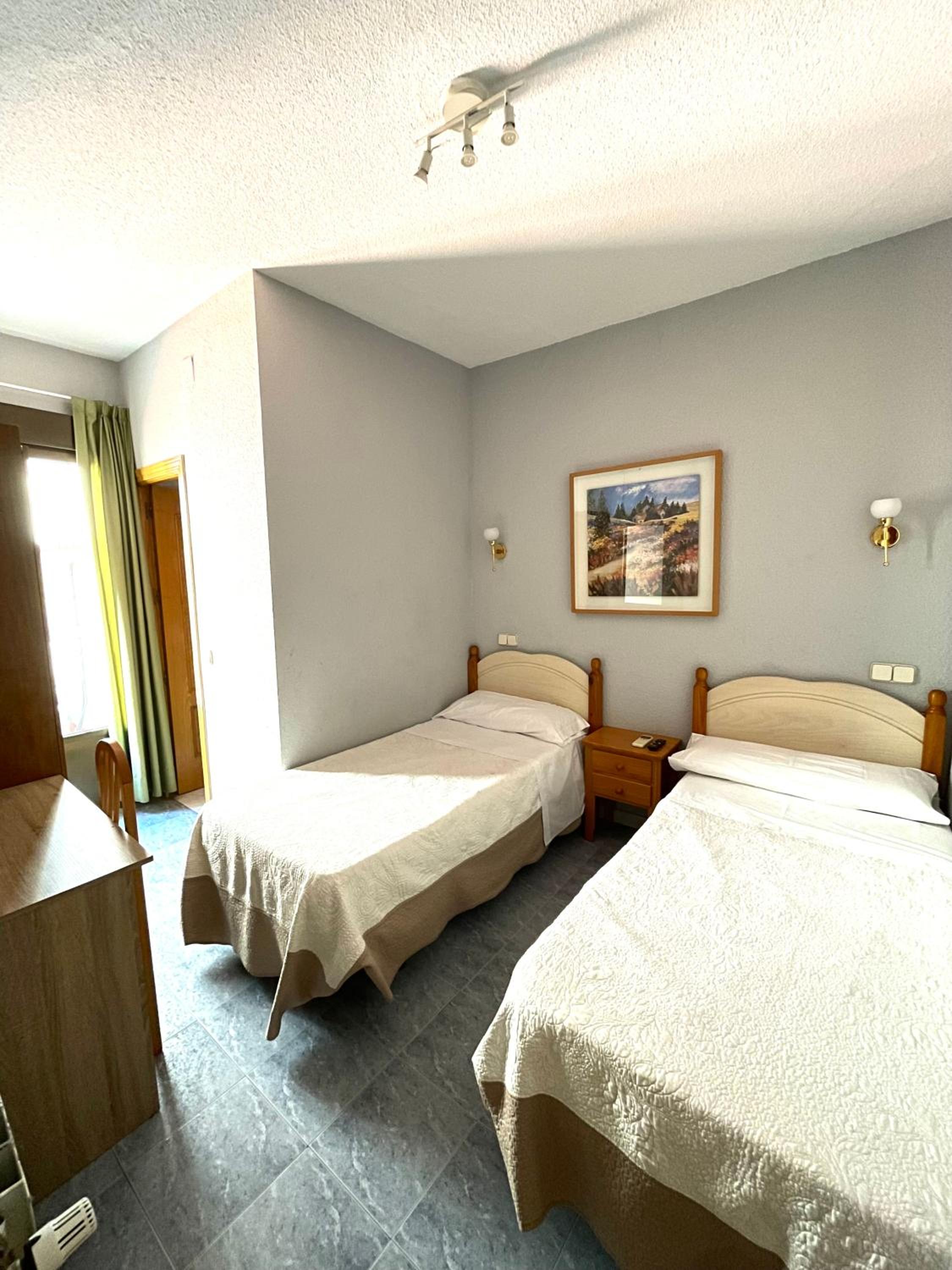 Twin Room with Private Bathroom photo 2