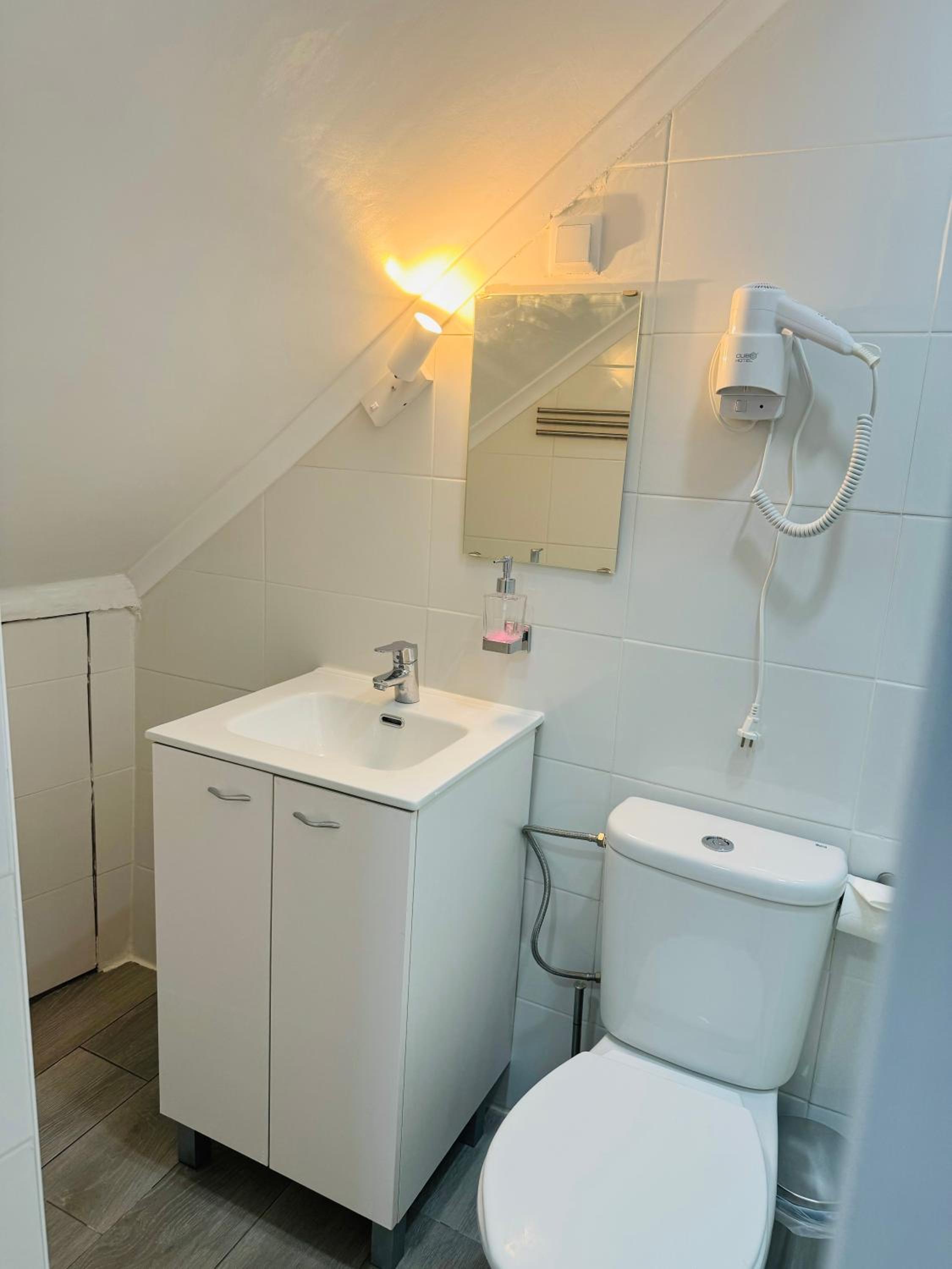 Single Room with Private Bathroom photo 3