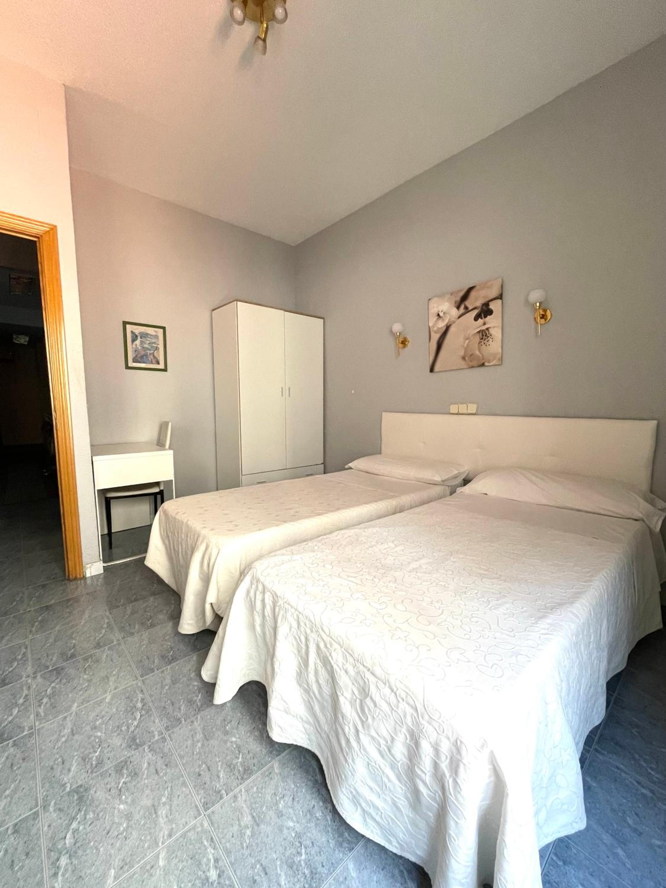 Twin Room with Shared Bathroom photo 2