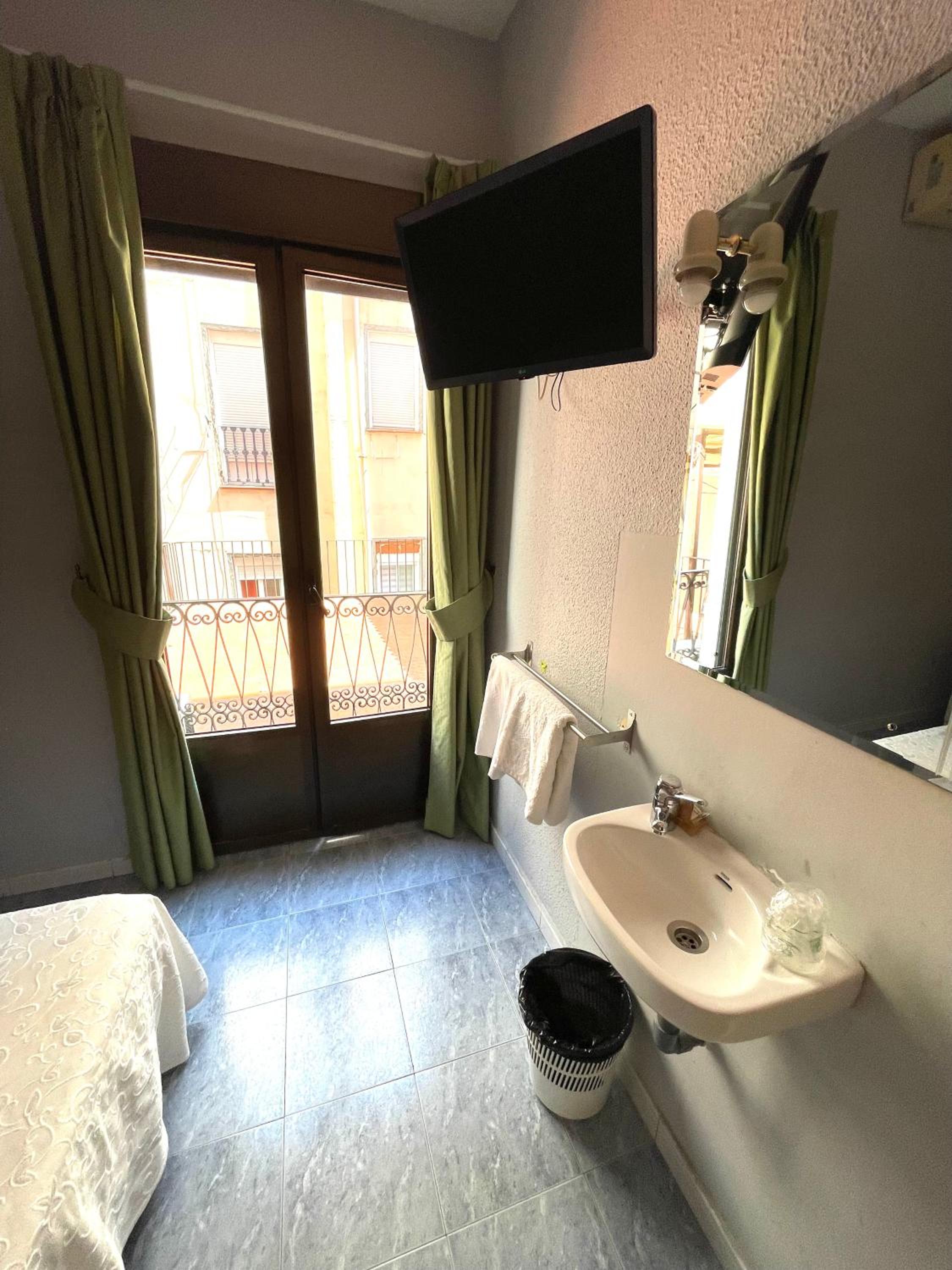 Twin Room with Shared Bathroom photo 3