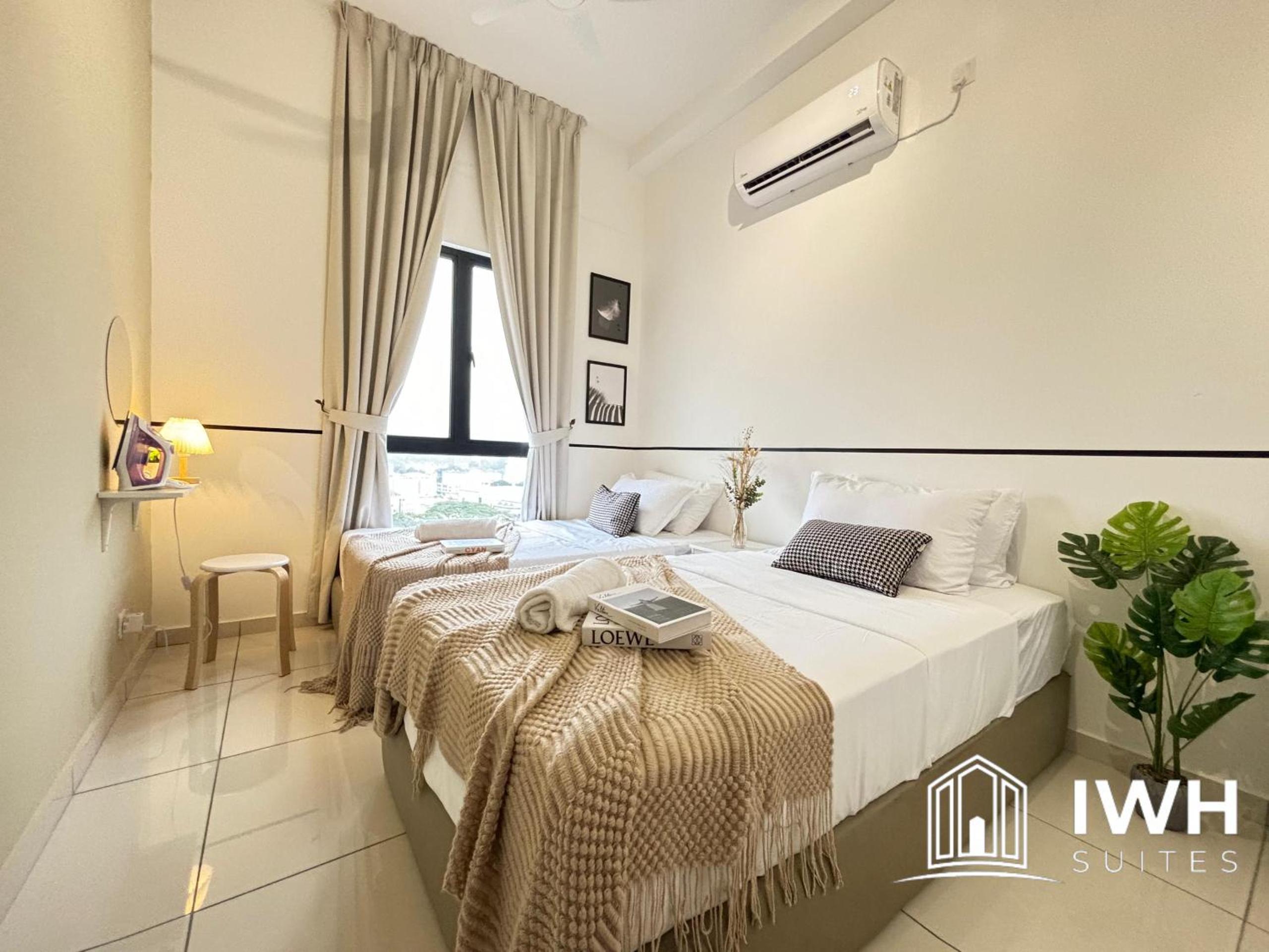 Three-Bedroom Deluxe Apartment - Photo 3