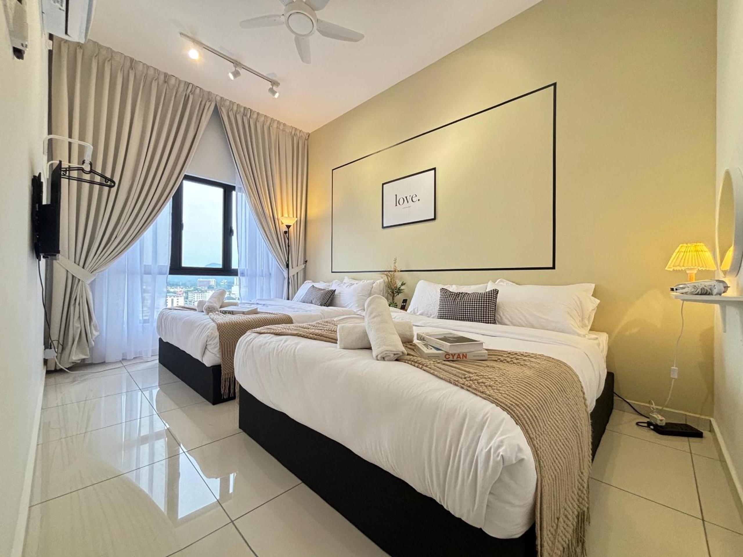 Three-Bedroom Deluxe Apartment - Photo 2