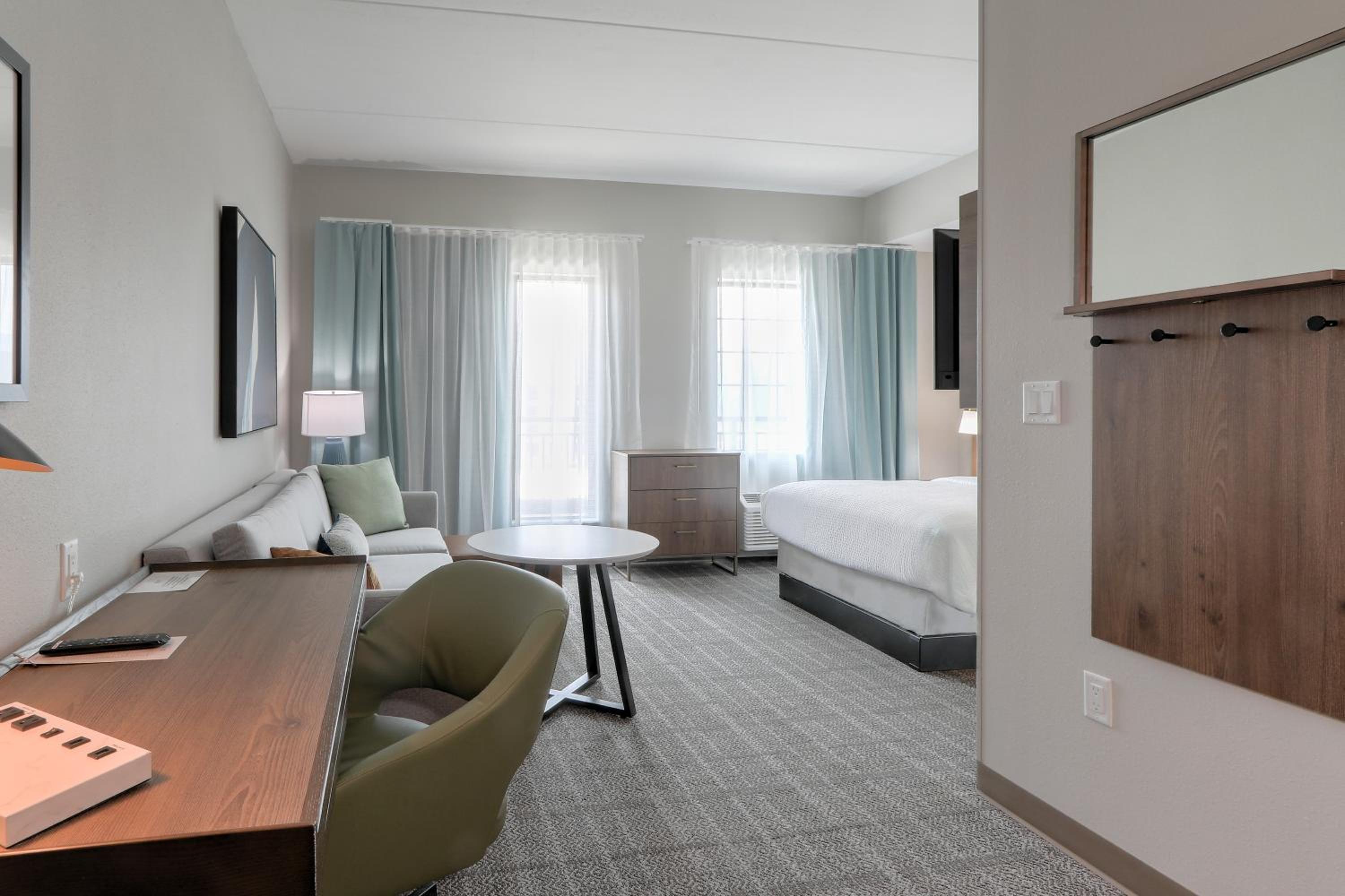 Studio Queen Suite with Balcony - Photo 4