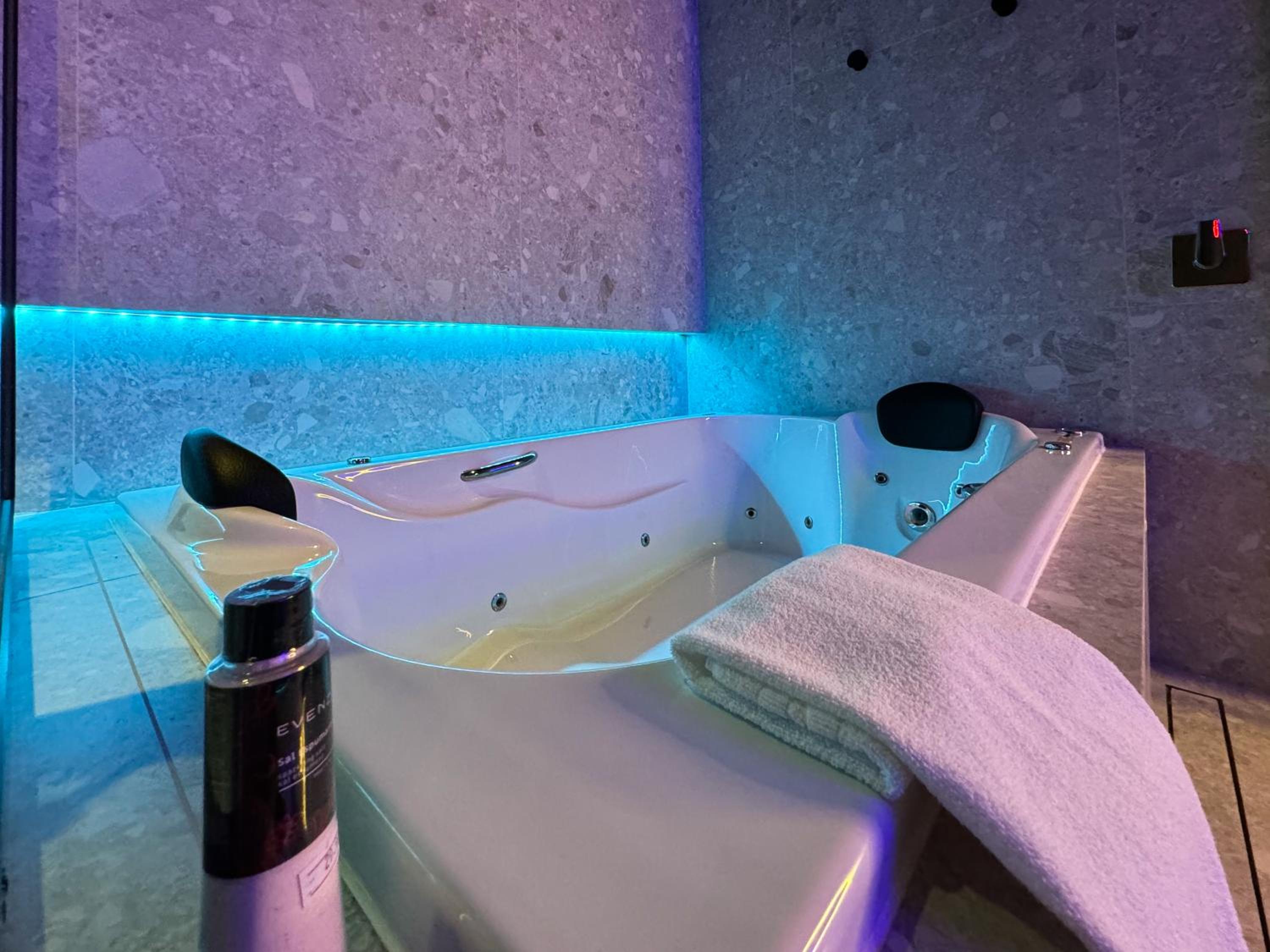 Double Room With Spa Bath photo 3