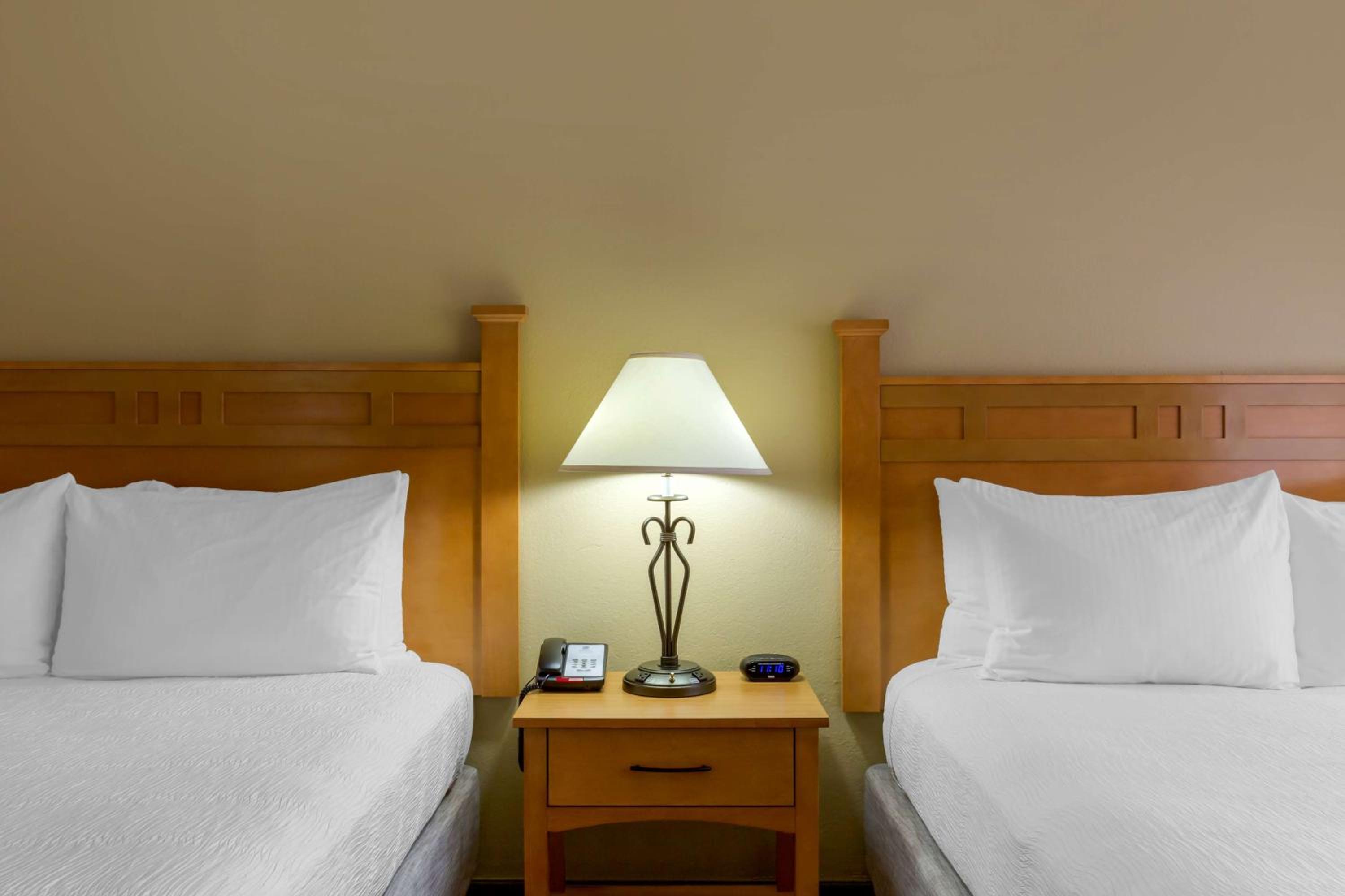 Queen Room with Two Queen Beds and Fireplace - Non-Smoking photo 3