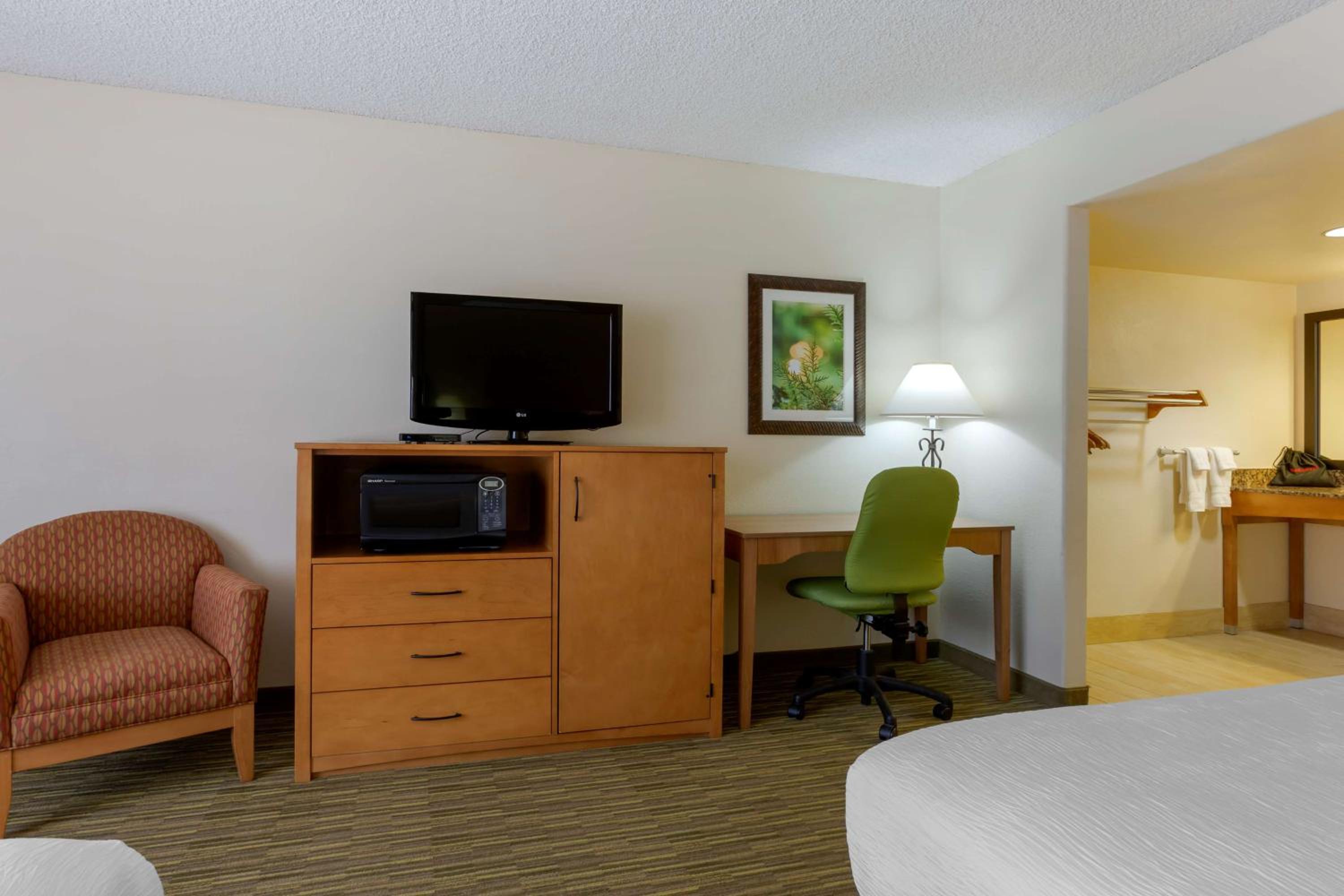 Queen Room with Two Queen Beds and Bath Tub - Disability Access/Non-Smoking  photo 1