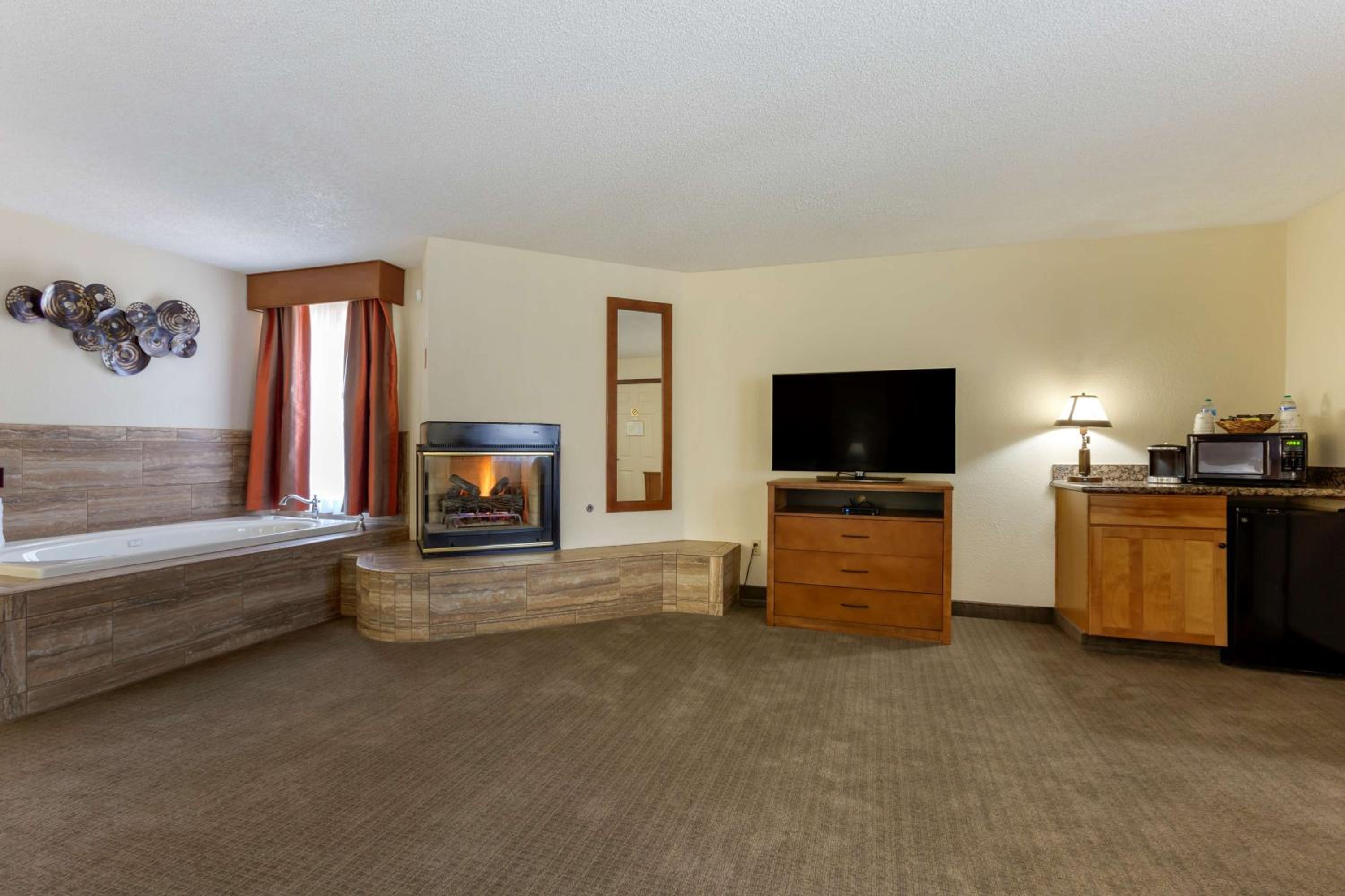 King Suite with Jetted Tub and Fireplace - Non-Smoking photo 3