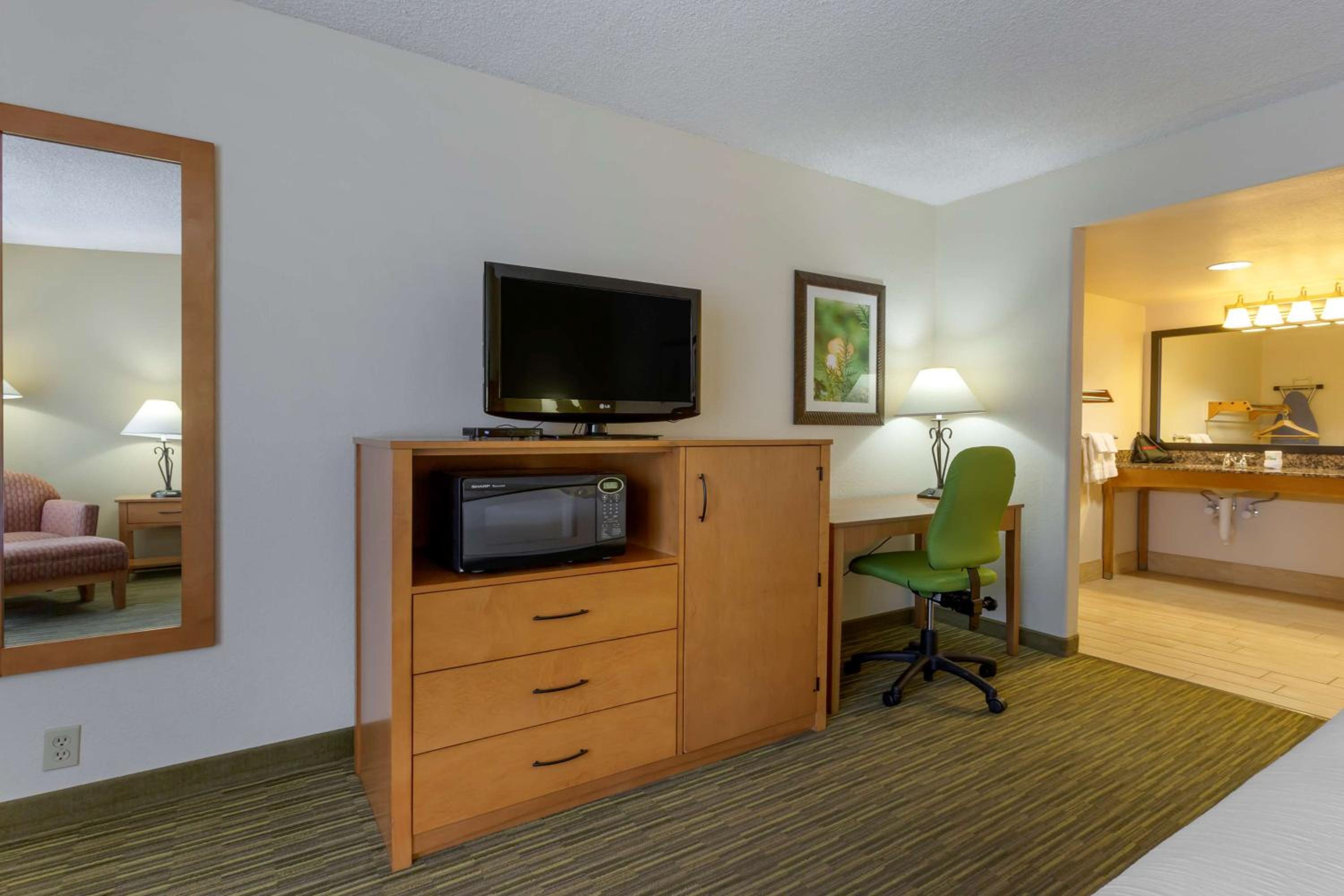 Queen Room with Two Queen Beds and Bath Tub - Disability Access/Non-Smoking  photo 3
