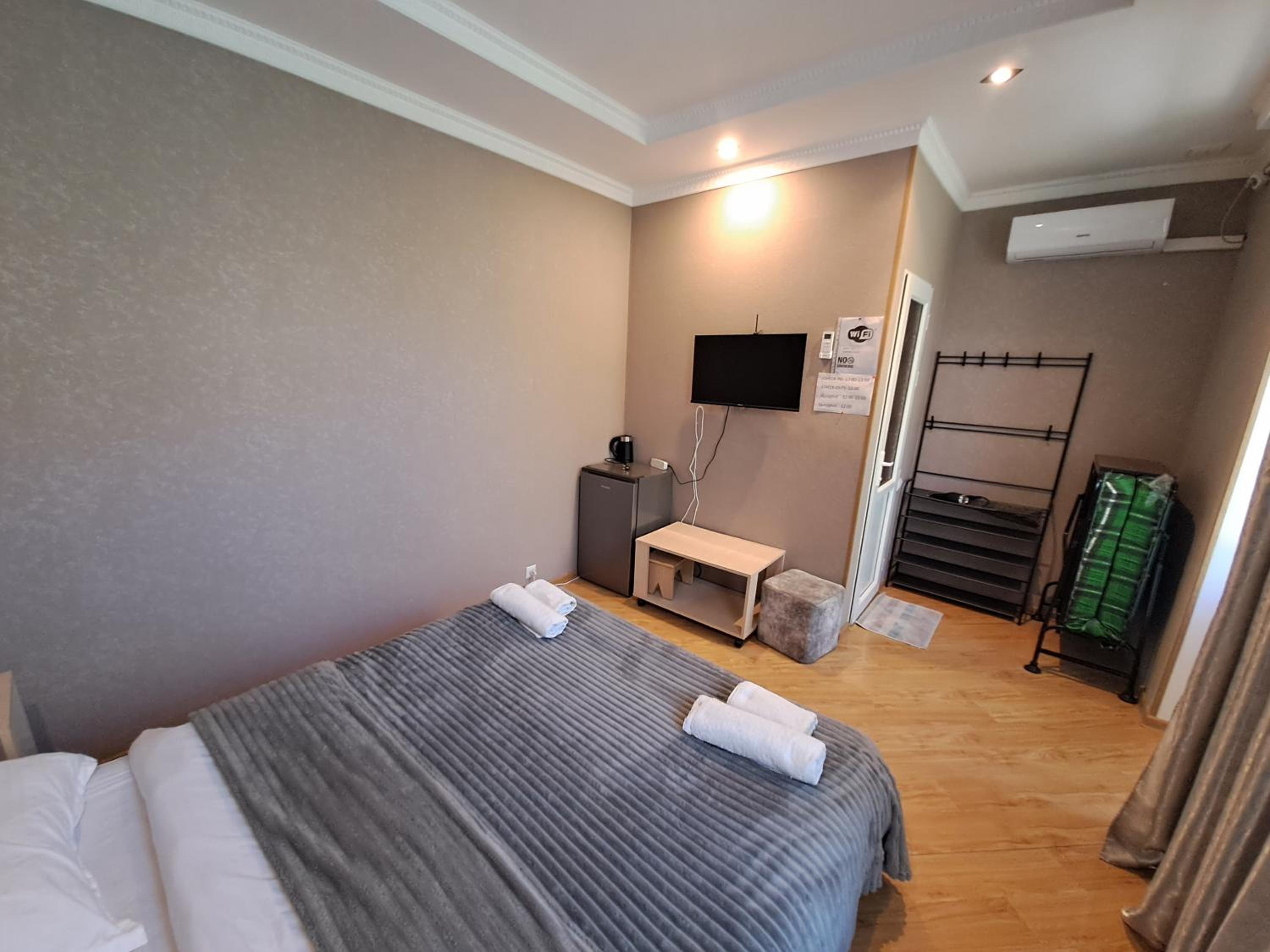 Double Room with Private Bathroom - Photo 2