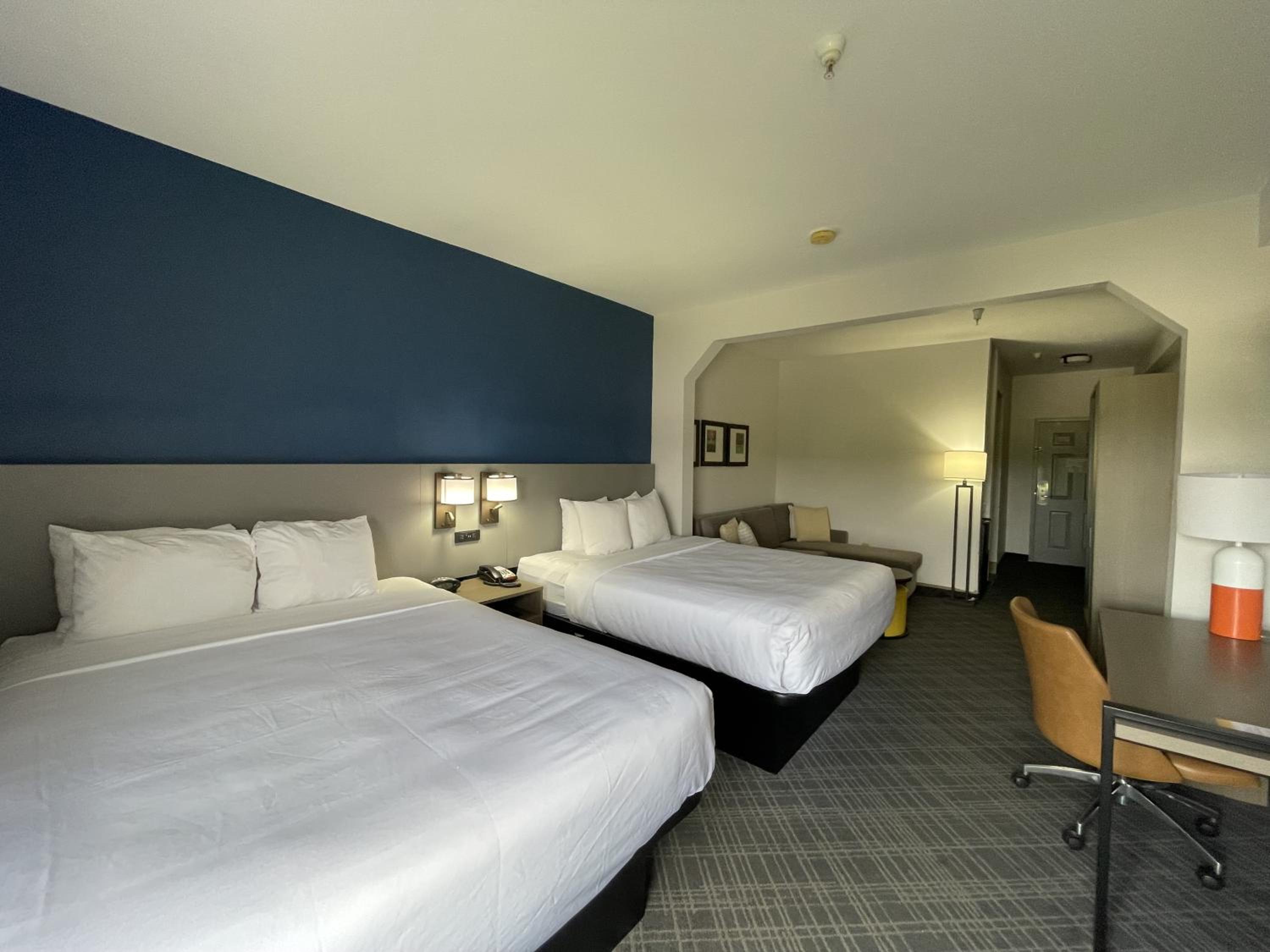Superior Queen Room with Two Queen Beds - Non-Smoking - Photo 5