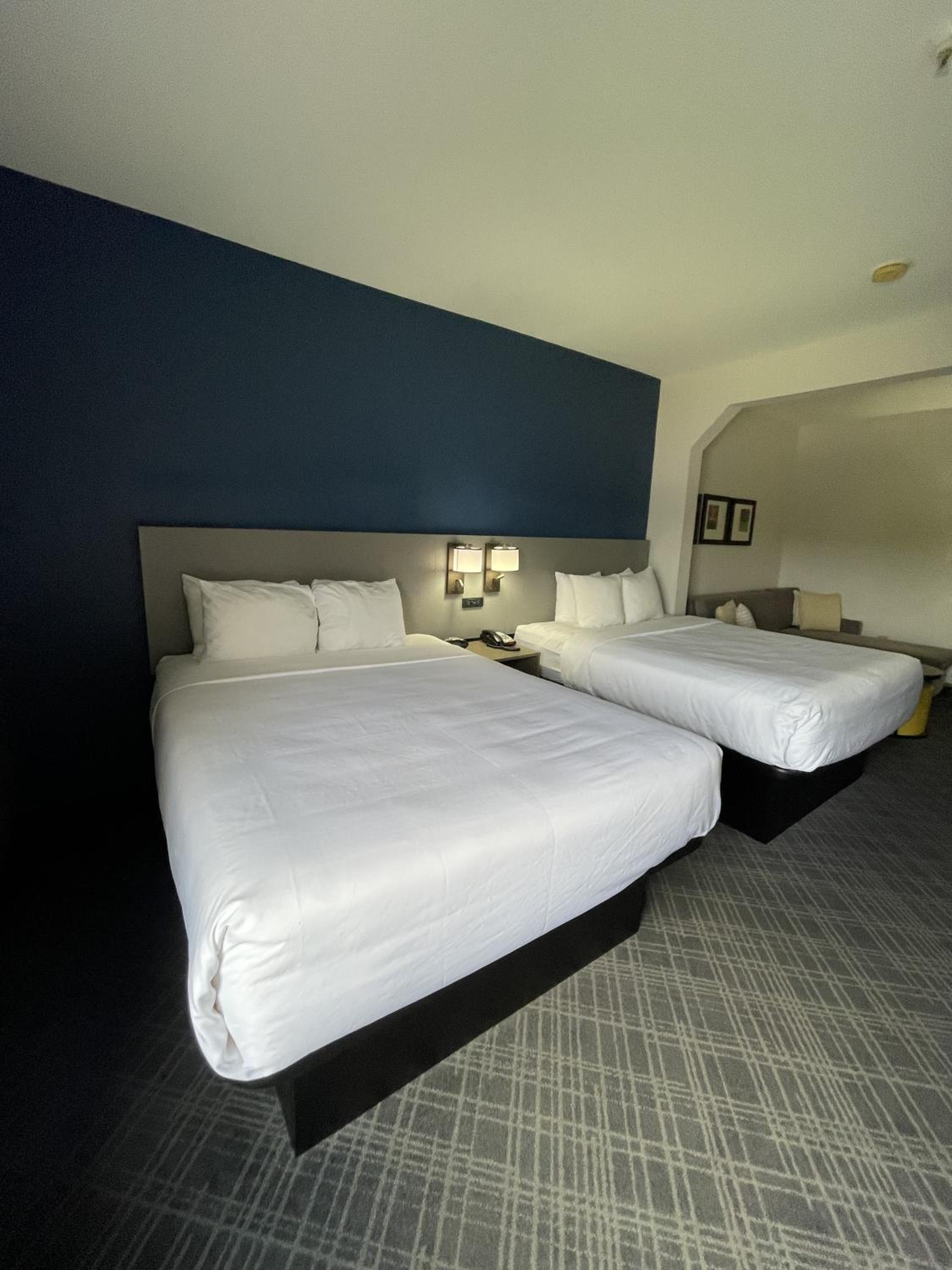 Superior Queen Room with Two Queen Beds - Non-Smoking - Photo 2