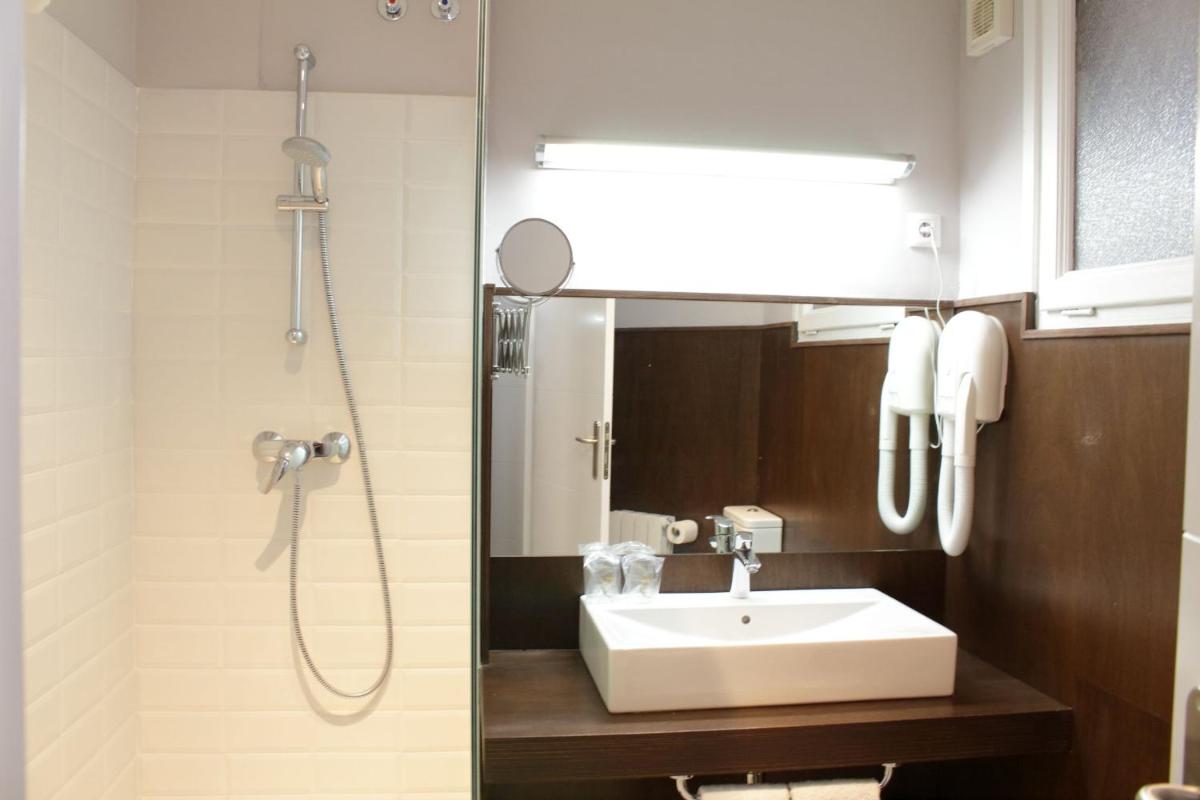 Double or Twin Room with Private Bathroom photo 2