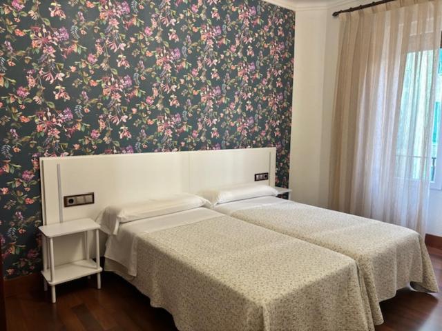 Double or Twin Room with Shared Bathroom photo 3