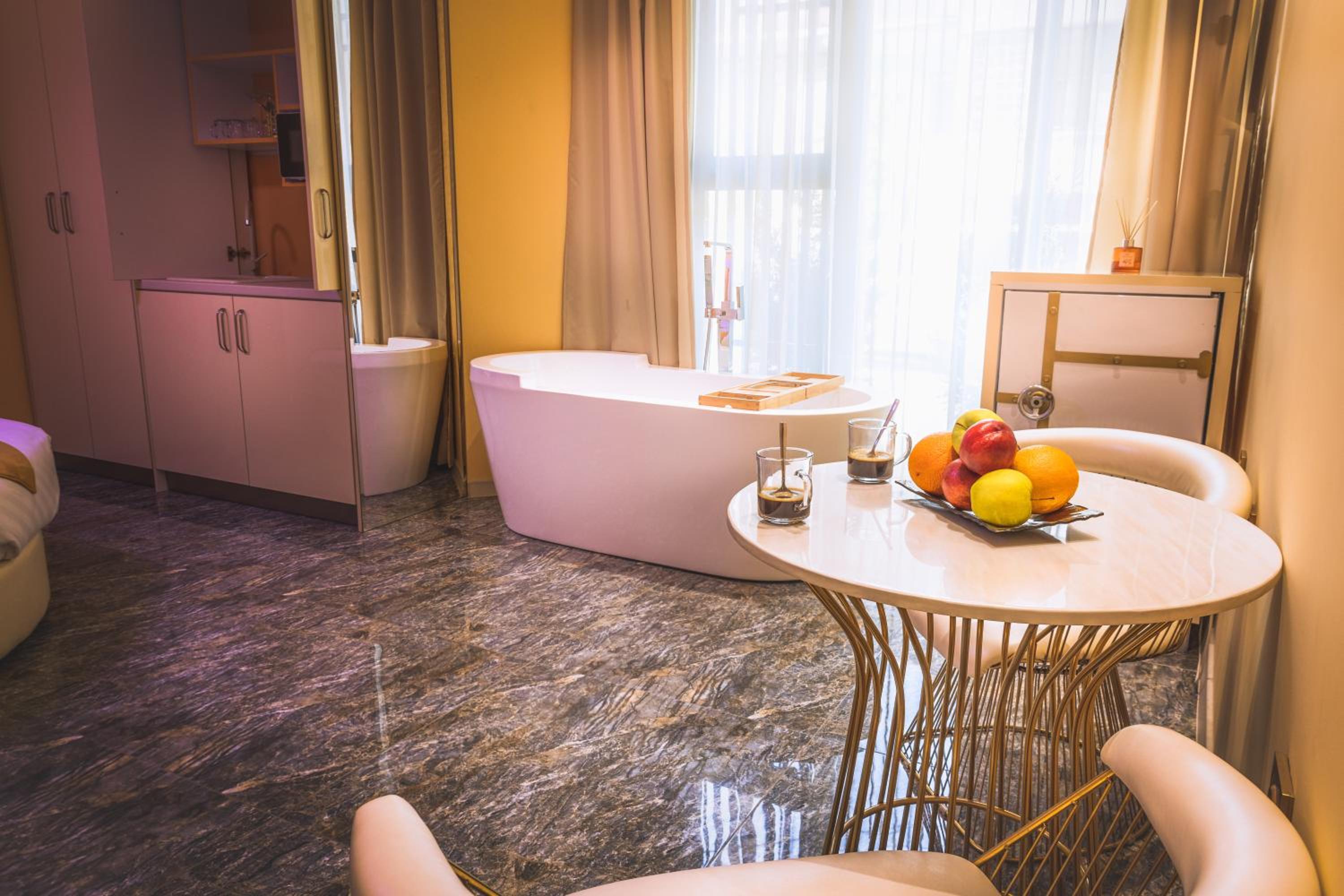 Deluxe Suite with Spa Bath