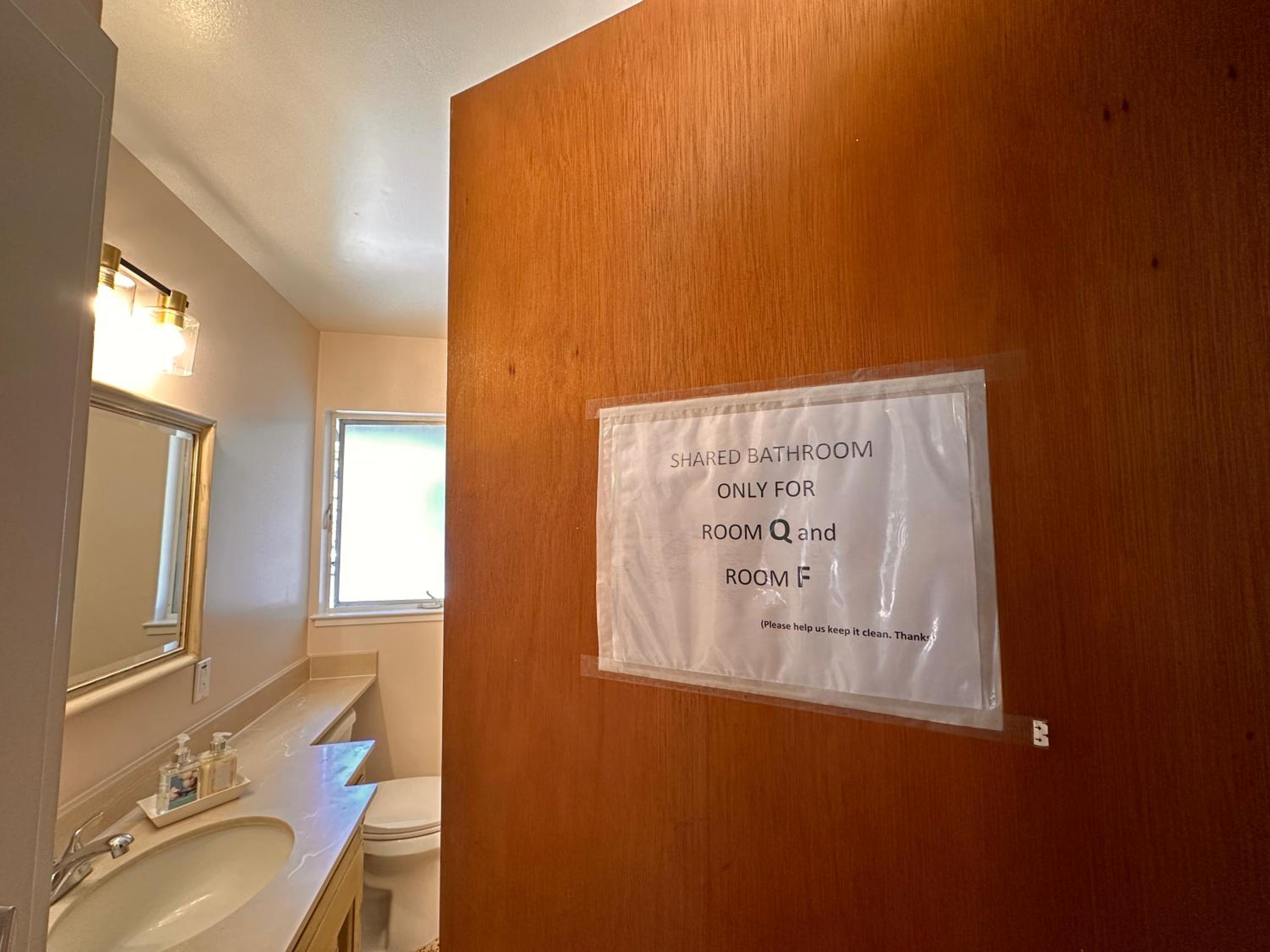 Single Room with Shared Bathroom photo 3