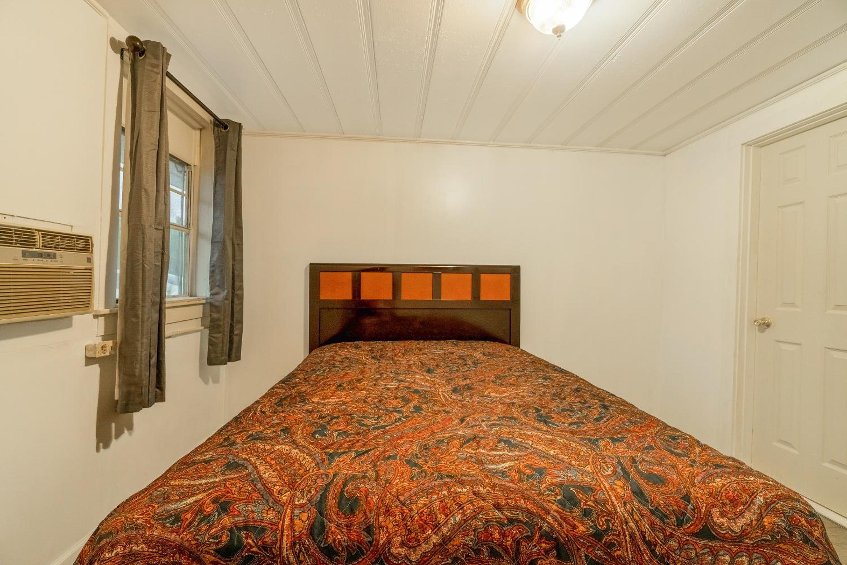 Queen Bed Smoking - Photo 2