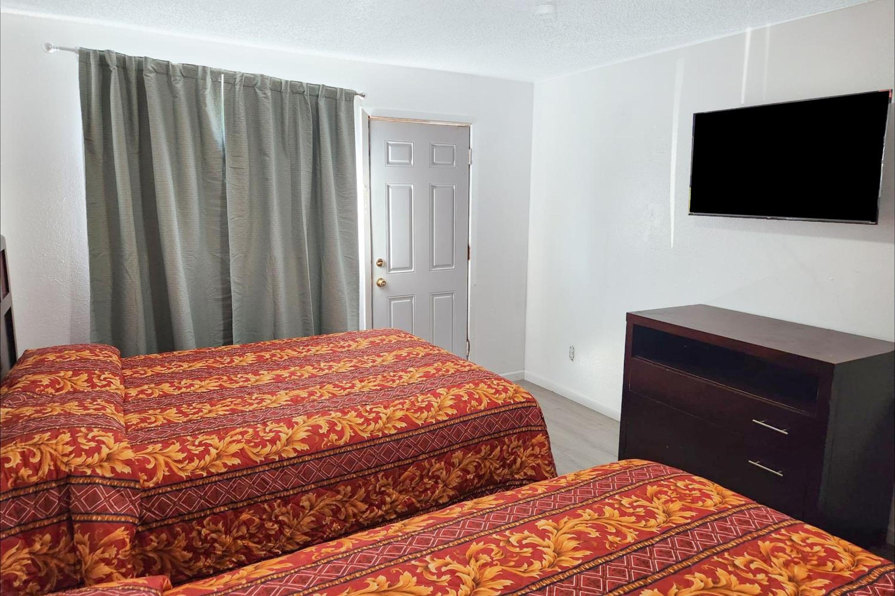 2 Queen Beds Non-Smoking photo 2