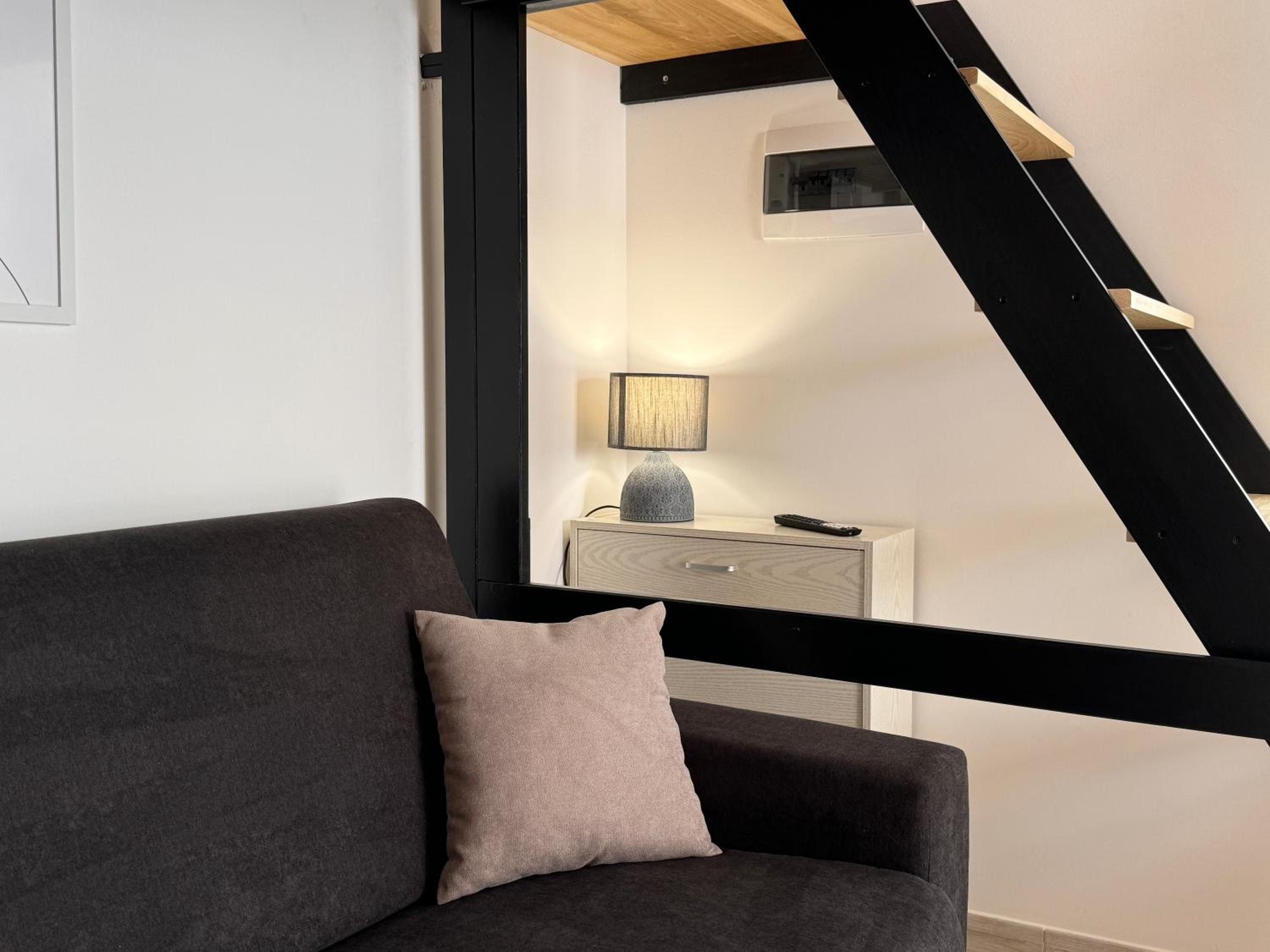 One-Bedroom Apartment photo 1