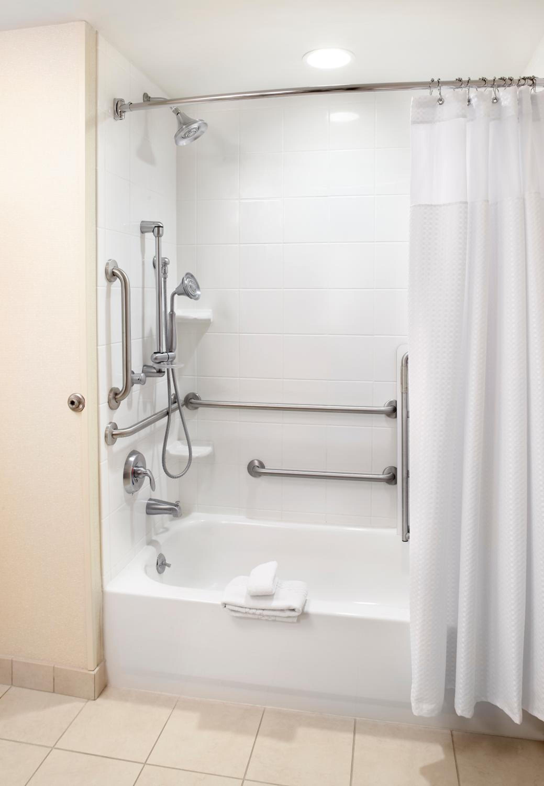Queen Room With Two Queen Beds And Adapted Tub - Mobility And Hearing Accessible - Photo 9