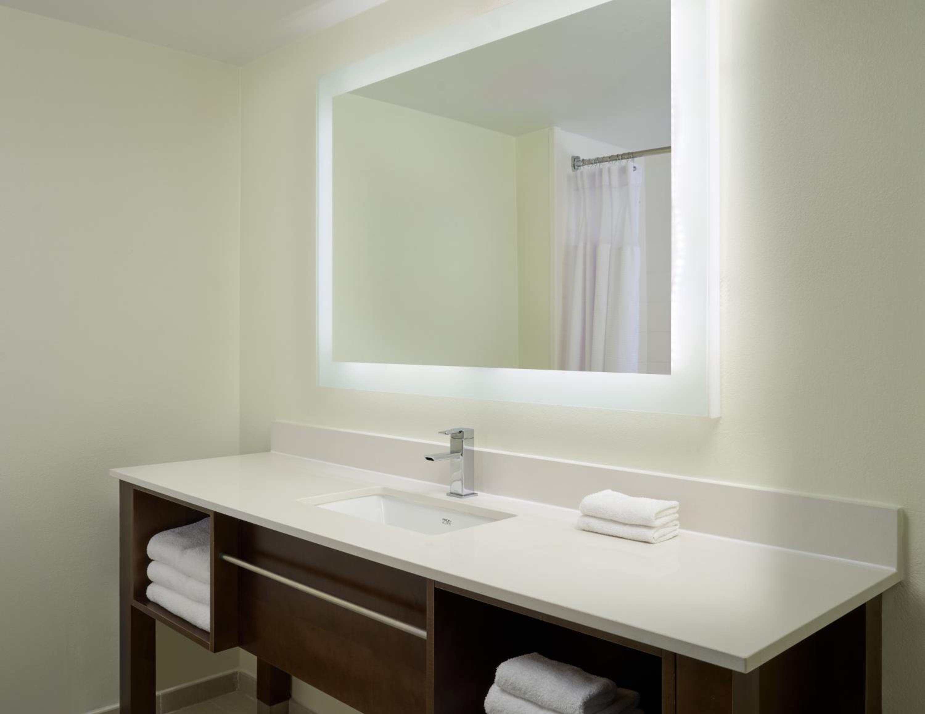 Queen Room with Two Queen Beds - Photo 2