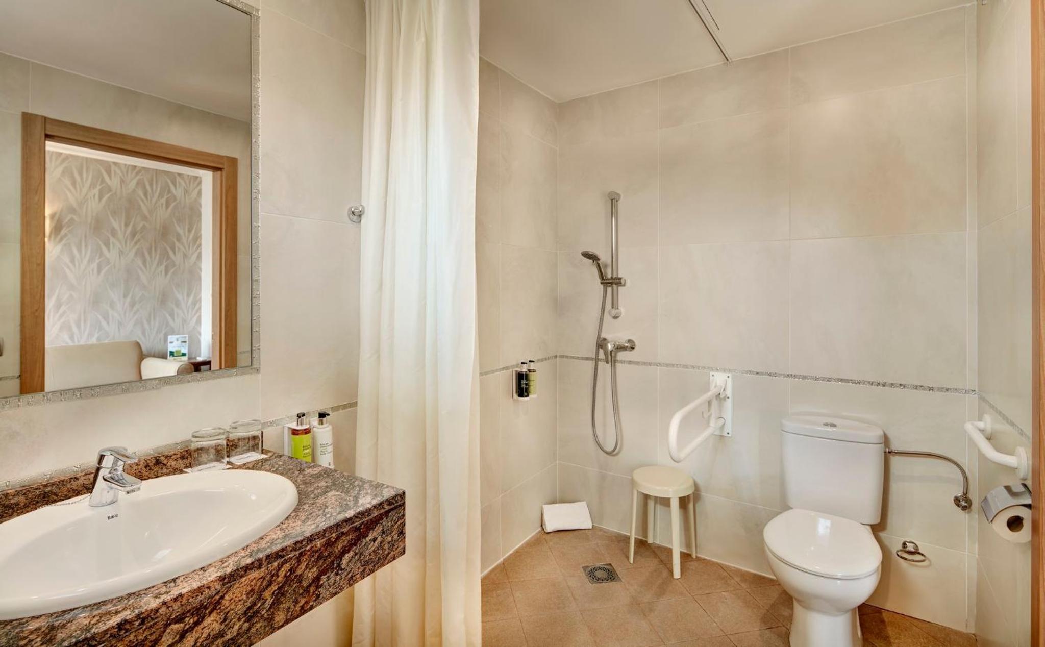 Double Room with Balcony - Photo 4