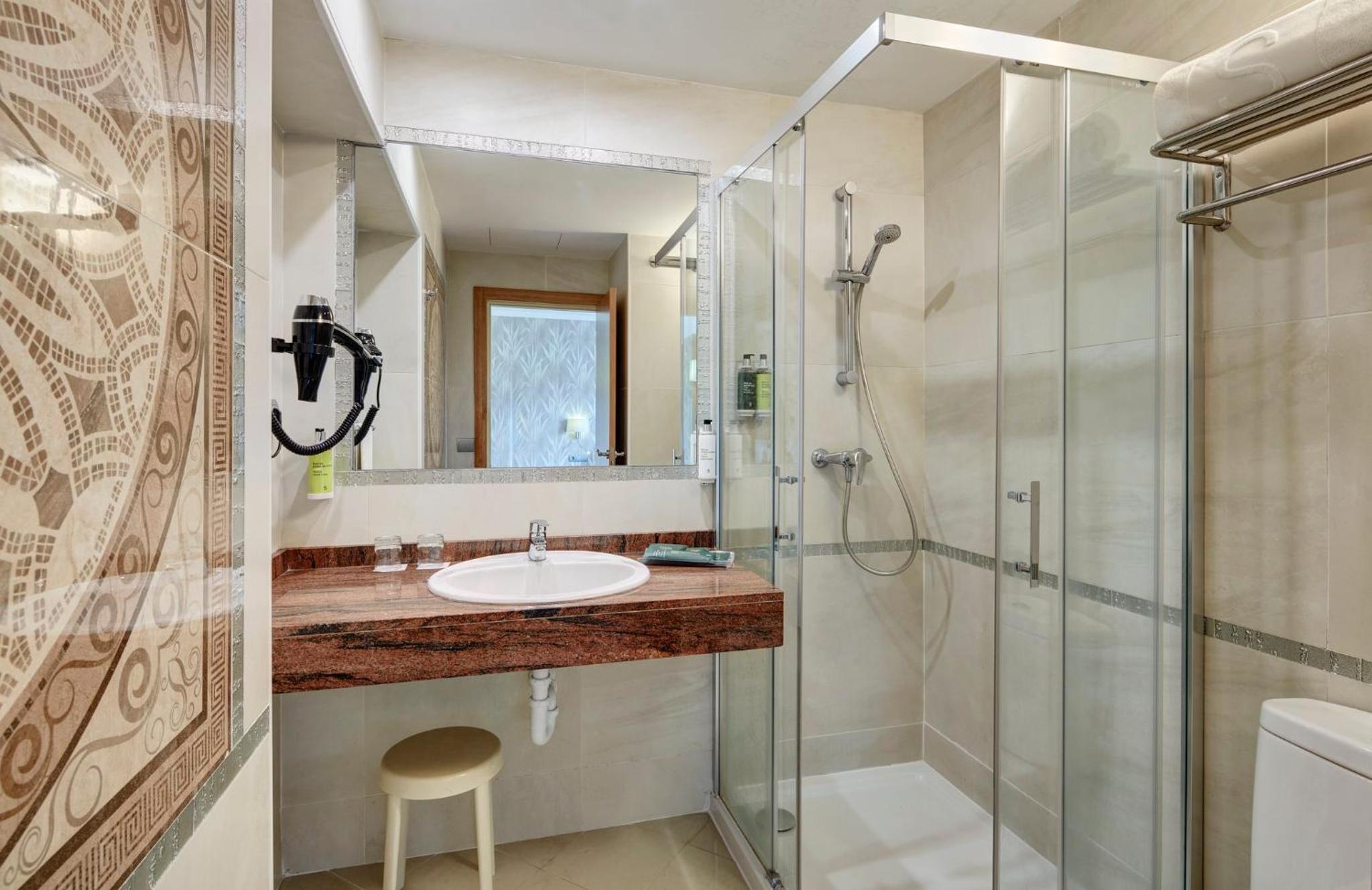 Twin Room with Balcony - Photo 4