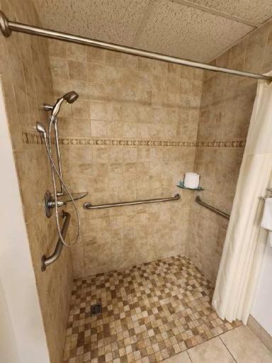 Queen Room - Disability Access photo 2