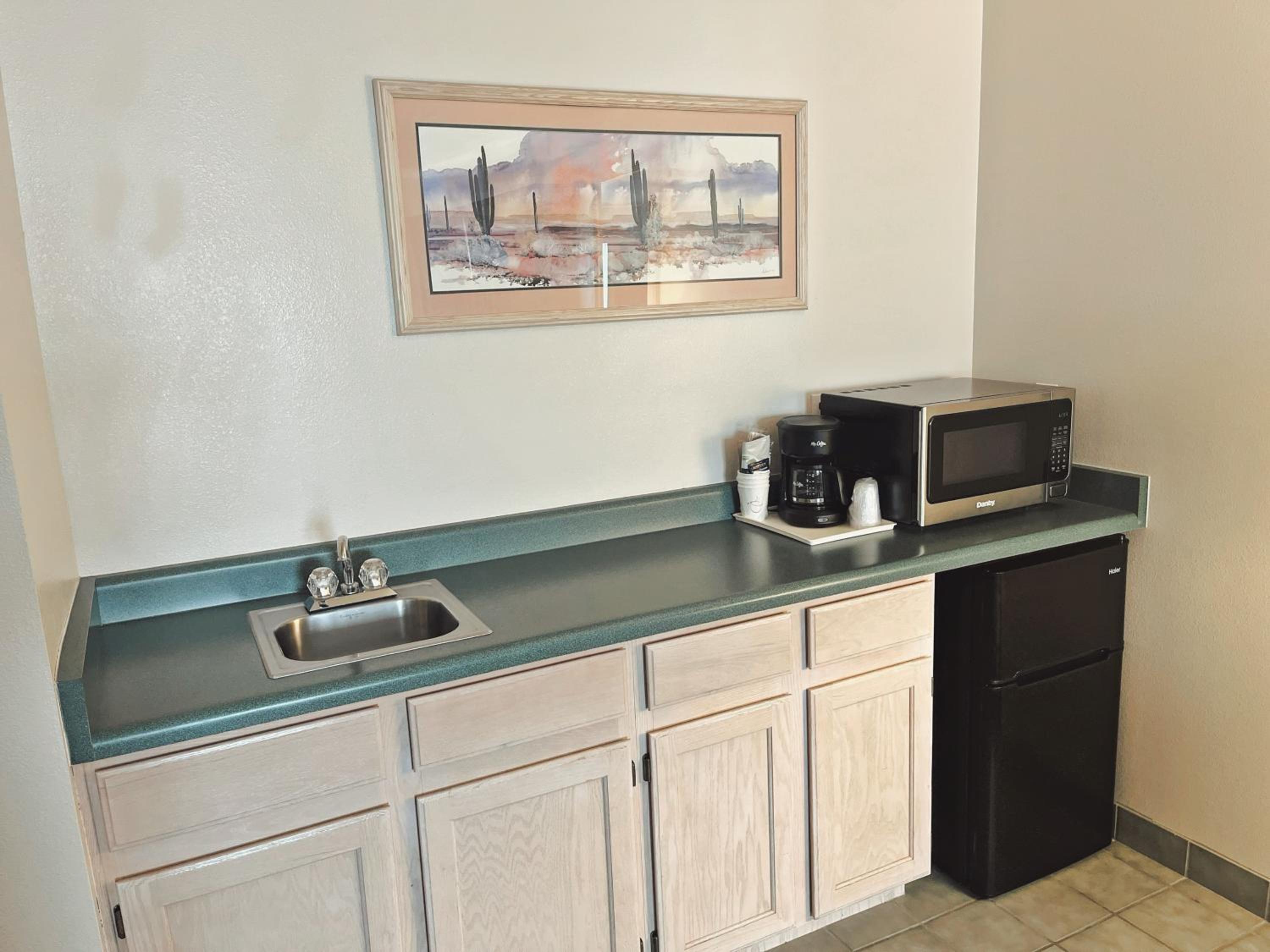 Deluxe King Suite - Photo 4
