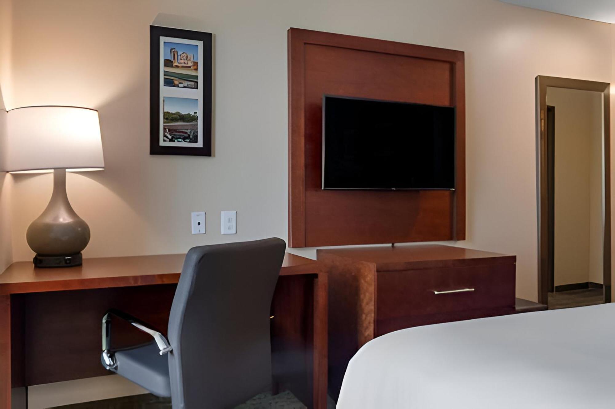 King Room - Non-Smoking - Photo 4