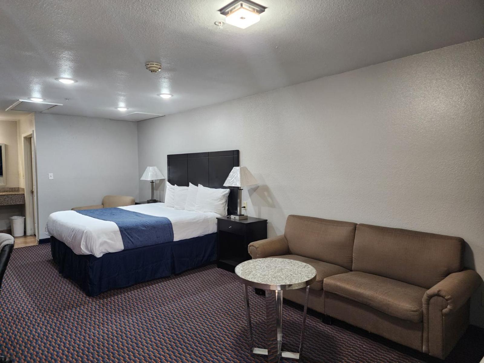 King Bed with Kitchenette Non-Smoking photo 3