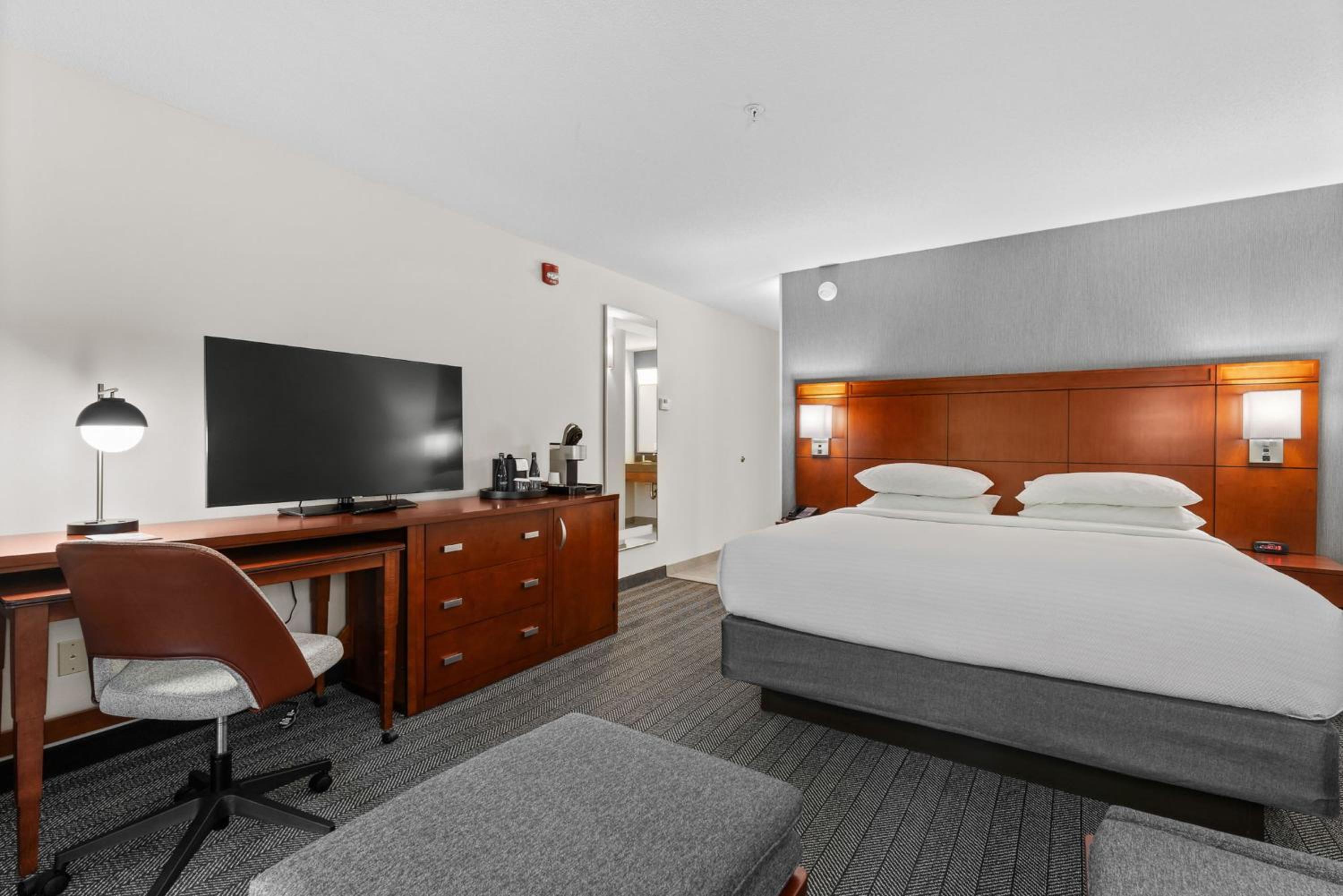 King Room with Sofa Bed - Photo 2